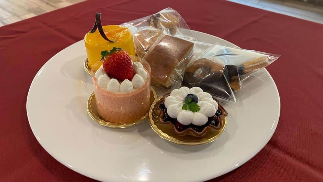 札幌ベルエポック製菓調理専門学校【公式】のインスタグラム：「メニュープロデュース🍰✨  パティシエ科2年生が、 2年間の集大成として取り組んだ、 オリジナルレシピ作り。  Meiji様、栗山町様、山忠様より、 食材提供を頂いて、 全18品のお菓子が完成しました。  中間発表の時点ではたくさんの課題があったお菓子も、 1ヶ月ちょっとで、 お店で出せる完成度まで高まりました。  苦労しながらも、 真剣にレシピや仲間と向き合った時間は、 今後の力になって行くでしょう。  お忙しい中、 お越しいただいた審査員の皆さま、 食材提供を頂いた皆様、 2年間、学生を指導頂いた皆さま、 ありがとうございました✨  このオリジナルケーキを、 2年生のベルズキッチンで販売予定です🍰 お楽しみに❗️  #パティシエ　#ベルエポック　#メニュープロデュース」