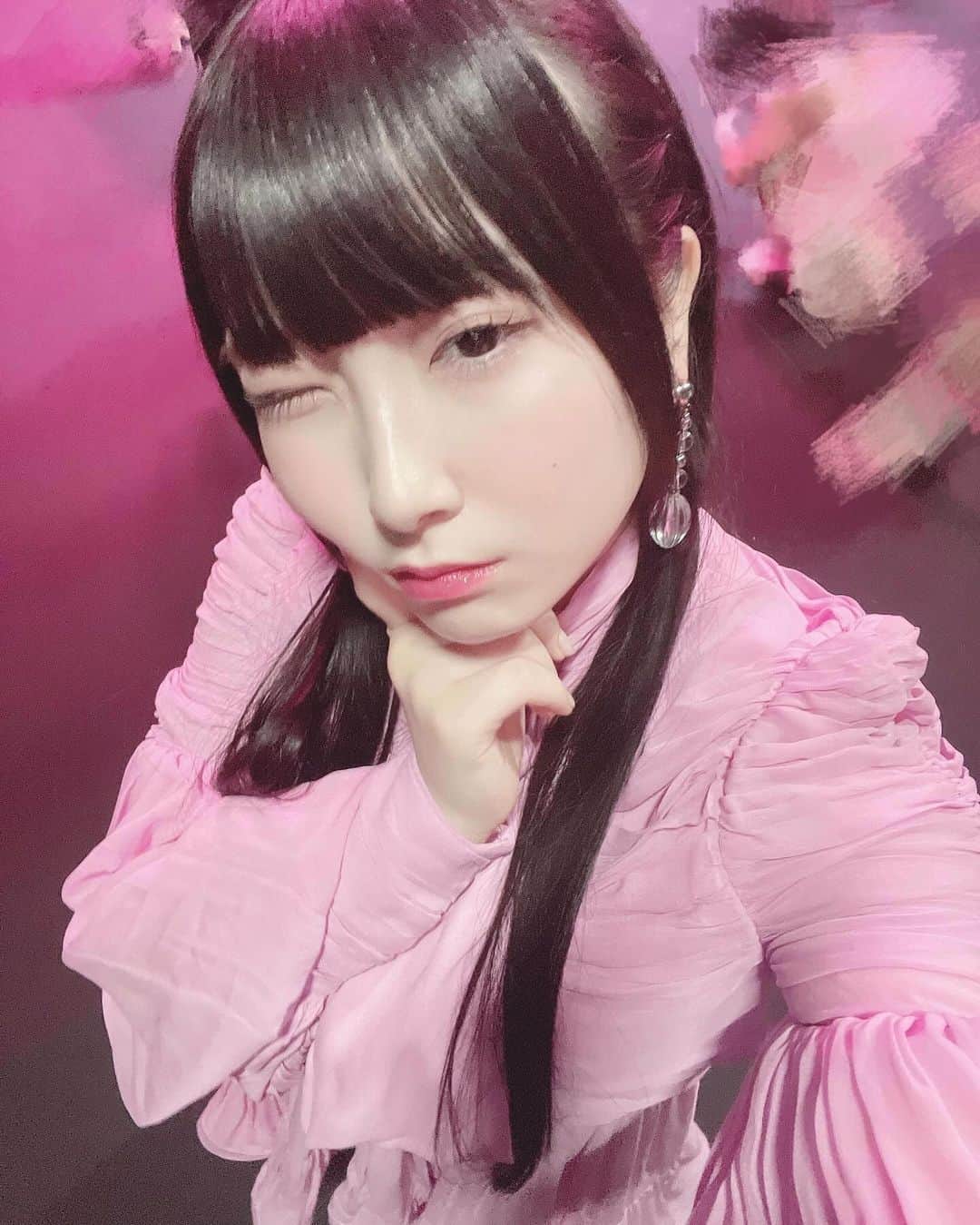 櫻井ももさんのインスタグラム写真 - (櫻井ももInstagram)「‪❤︎︎  8th single  『 アンチコンフィチュール 』  MV公開されました✧·˚⌖. ꙳  可愛いだけじゃない、かっこいいだけじゃない、 強いだけじゃない、甘いだけじゃない。  どんなコンセプトでも似合う そんなアイドルでいたいと、ずっと思っていて いろんな楽曲に挑戦させてもらえるノイミーだからこそ もっともっと幅広い表現を身につけたいし、 みなさんに、パフォーマンスでなにかを届けられるようになりたいです🤍  歌にもダンスにもこだわりをもって もっともっとも〜っと極めていきたいっっ(ง •̀ω•́)ง✧ ‪❤︎︎  衣装は、ふたつともみんな似合っていてかわいすぎるし💖 今回の大人っぽいメイクも好きだし💖 ツインテールのアレンジもかわいくてお気に入り💖🎀  ぜひいろんなところに注目して たっっくさんみて、きいてくださいっ‎›⩊‹🩷🩷🩷   #ノイミー #きゅんかわ」11月29日 15時59分 - sakurai_momo_