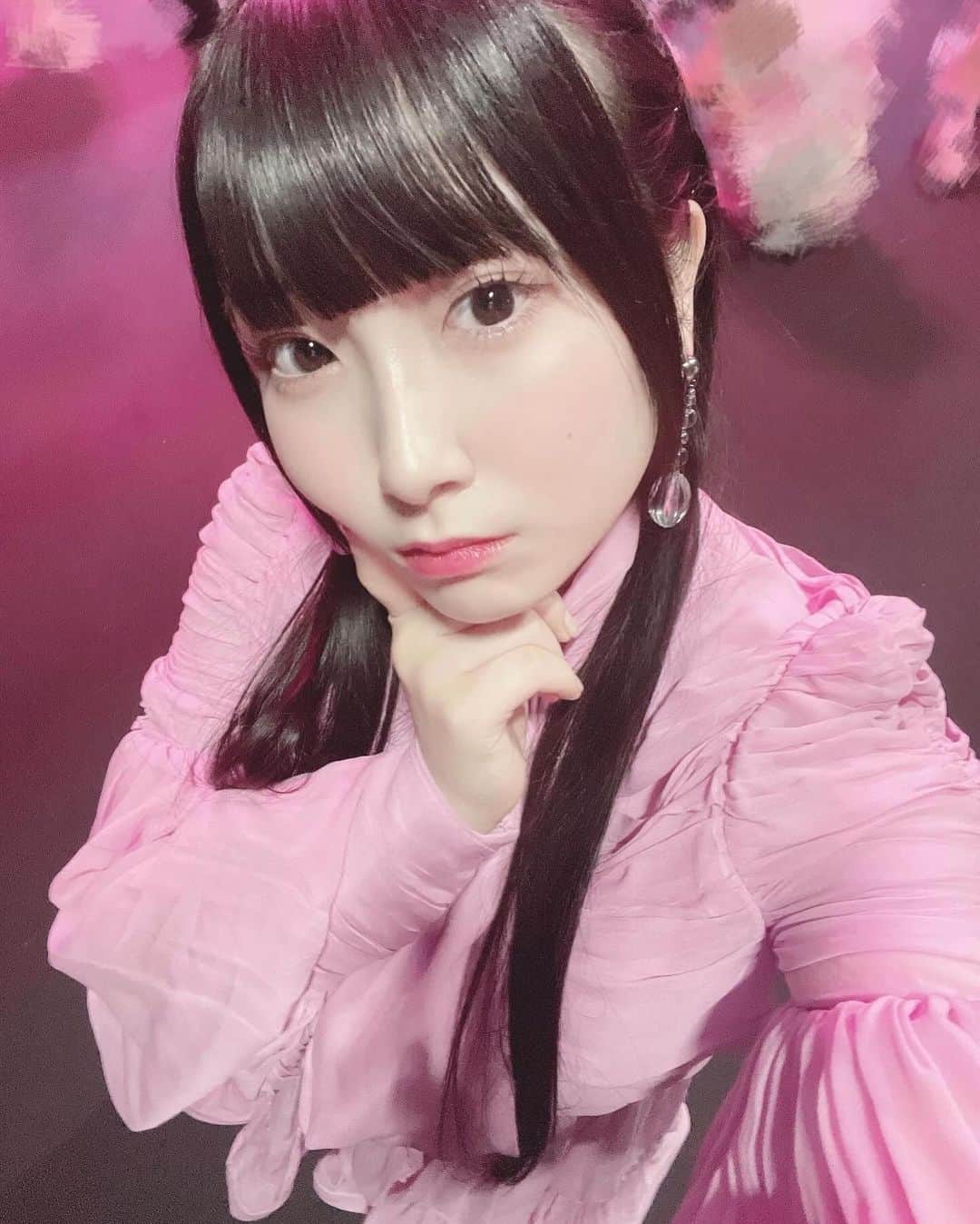 櫻井ももさんのインスタグラム写真 - (櫻井ももInstagram)「‪❤︎︎  8th single  『 アンチコンフィチュール 』  MV公開されました✧·˚⌖. ꙳  可愛いだけじゃない、かっこいいだけじゃない、 強いだけじゃない、甘いだけじゃない。  どんなコンセプトでも似合う そんなアイドルでいたいと、ずっと思っていて いろんな楽曲に挑戦させてもらえるノイミーだからこそ もっともっと幅広い表現を身につけたいし、 みなさんに、パフォーマンスでなにかを届けられるようになりたいです🤍  歌にもダンスにもこだわりをもって もっともっとも〜っと極めていきたいっっ(ง •̀ω•́)ง✧ ‪❤︎︎  衣装は、ふたつともみんな似合っていてかわいすぎるし💖 今回の大人っぽいメイクも好きだし💖 ツインテールのアレンジもかわいくてお気に入り💖🎀  ぜひいろんなところに注目して たっっくさんみて、きいてくださいっ‎›⩊‹🩷🩷🩷   #ノイミー #きゅんかわ」11月29日 15時59分 - sakurai_momo_