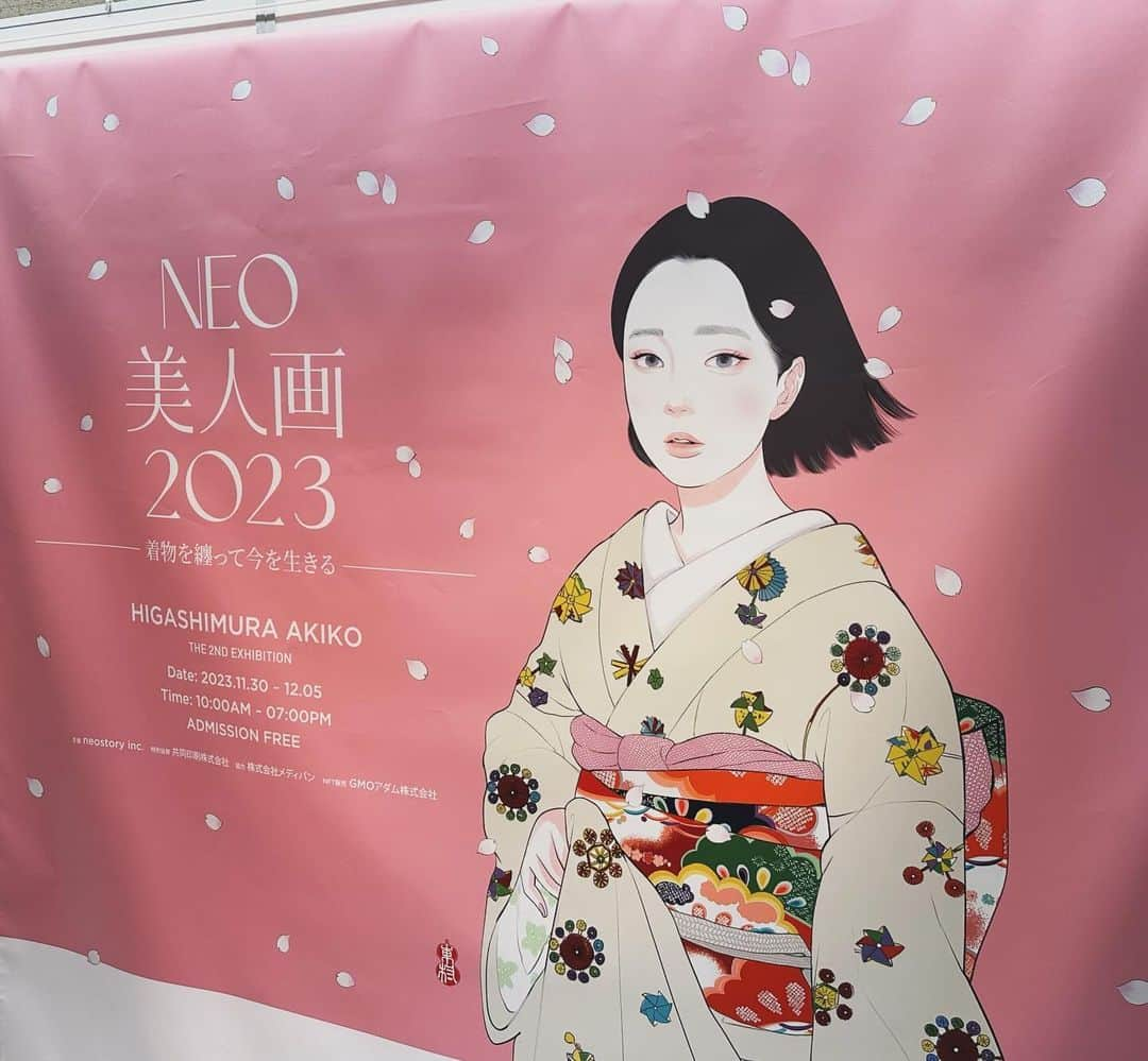 東村アキコのインスタグラム：「NEO美人画展、明日の30日から池袋の東武百貨店本館8階で開催です！初日わたしは高知に出張で会場にはおらんのですが、みなさま今年の新作の20枚、見にきてください〜！NFT販売はもちろんのこと、今年は素敵なポストカードも売っております。 #NEO美人画#東村アキコ#着物#美人画#NFTART」