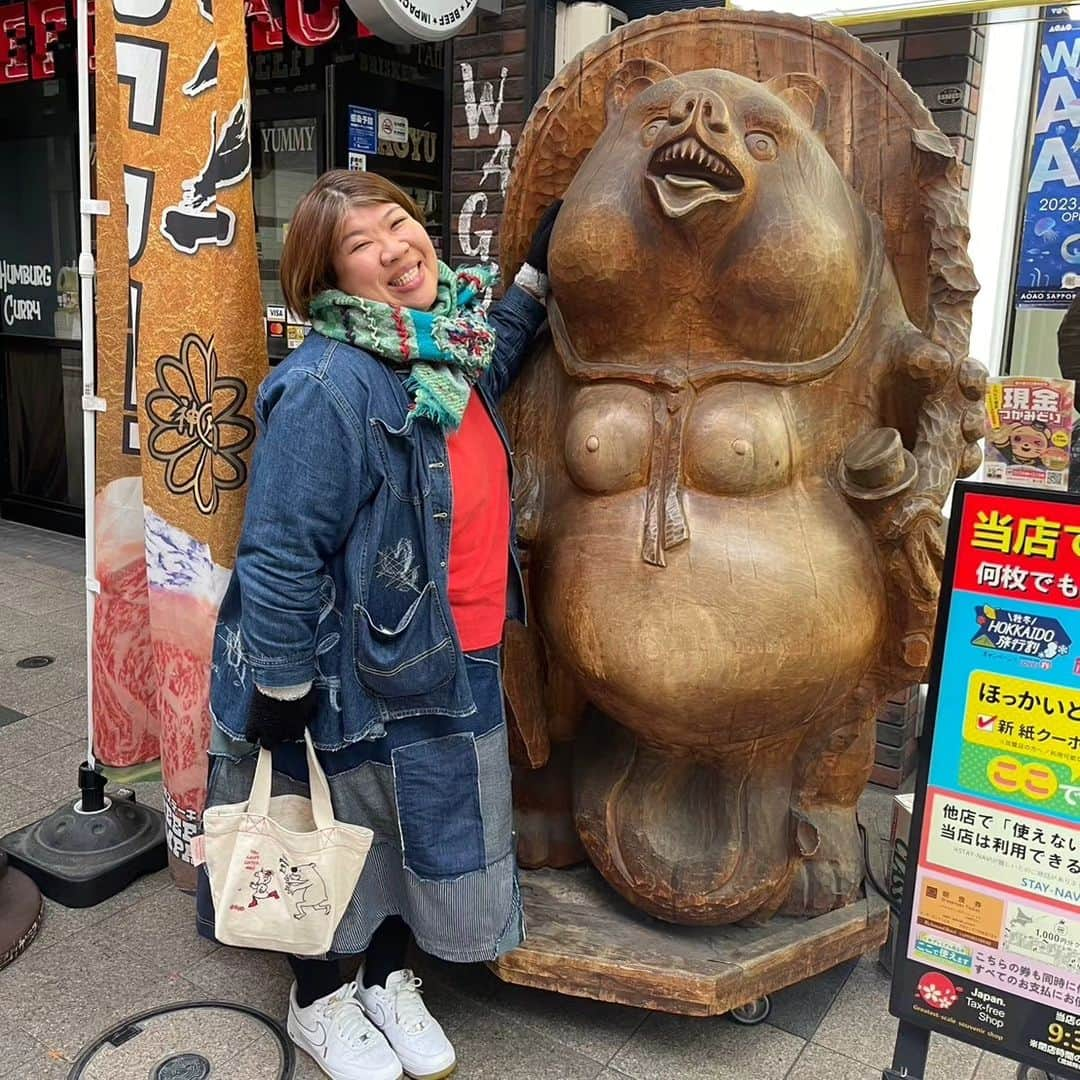 八つ橋てまりさんのインスタグラム写真 - (八つ橋てまりInstagram)「北海道いってきたよ✨ 来ていただいたお客様、そして配信視聴していただきありがとうございました！  めちゃくちゃ楽しかった😁  @snacksalo アットホームで最高な場所みーつけた✨モリ夫さん最強❤️すき❤️ みんな行って欲しい✨  配信も、12月9日までアーカイブみれるからみてほしい✨  わたし、今まで１番てくらい凄い楽しかったな✨正直、芸人として舞台に立ってるときは、何かやらなきゃって面白いこと考えるけど出てこなくて、結果なーんも出来やしなかったって、へこんでた。  今回は、アイドルとして舞台に立ってるから、面白いこと言えなくたって仕方ないなぁと思ってたら、楽しすぎてクイズとか手をあげまくりで😂  最高時間だった✨  ゲストとして呼んでくれた @abemina37 さん😄本当にありがとうございました🎵  部屋が４人部屋の時、ビックリしたけど何気に楽しくて最高だった😁 お願いだから、布団はぐのだけは駄目😂 危ない危ない😂😂😂  高原ちゃん、岡本さん、しょーごくんありがとう😆💕✨  そして、ももかんさんありがとうございました✨  北海道またいく⛄✨  #北海道 #札幌 #スナックサロ #最高時間 #あべ部屋 #あべみな #スペースアートスタジオ #ライブ #感謝」11月29日 16時01分 - temari.odebu