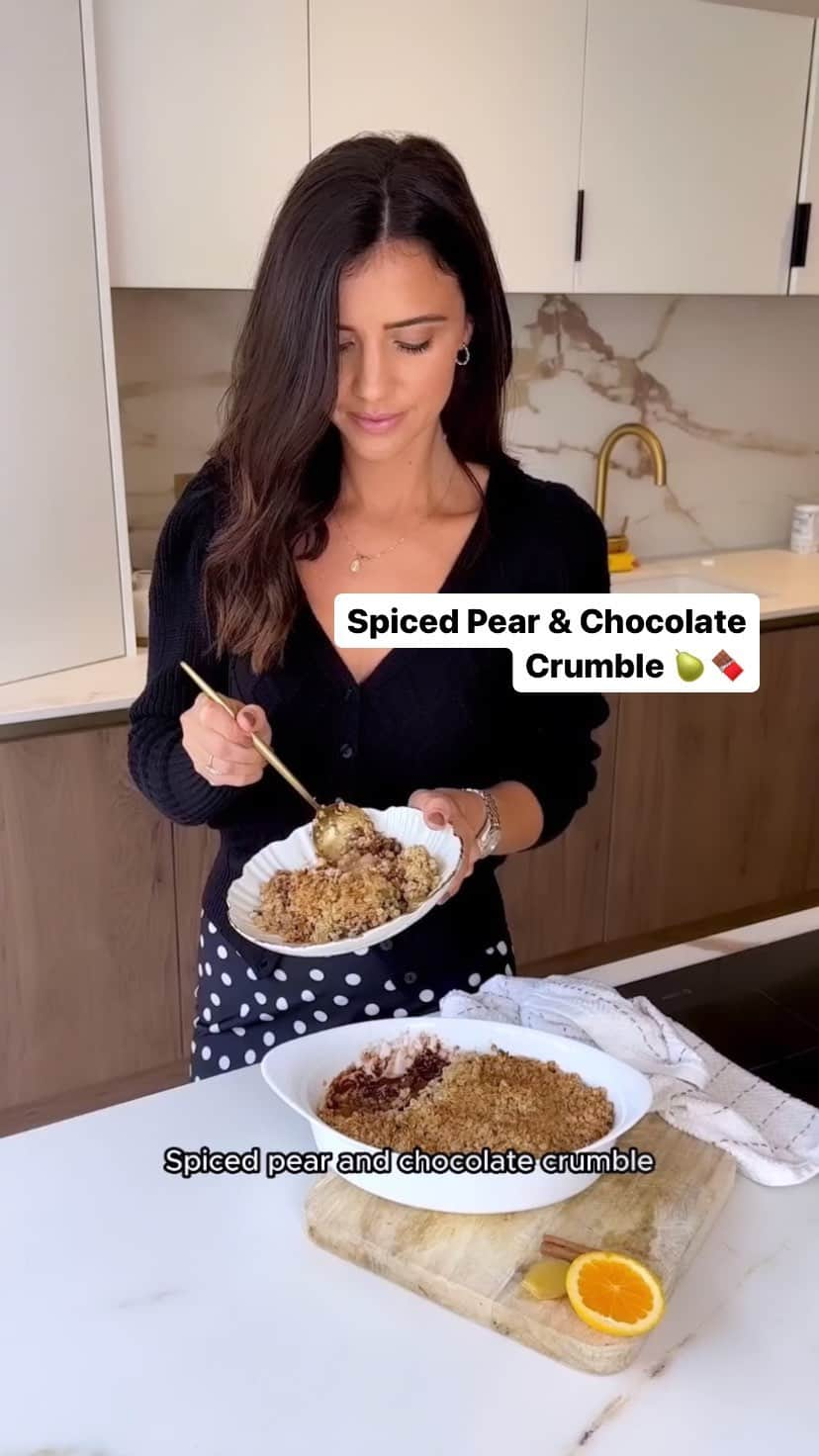 ルーシー・メックレンバーグのインスタグラム：「Spiced Pear & Chocolate Crumble 🍐🍫 This is giving me all the Christmas feels right now, and it will leave your kitchen smelling amazing! ❤️ AD  Why have I not tried this combination before! It is soo good! The perfect winter warming dessert for these chilly evenings. Plus whilst you wait for your crumble to cook, you can even cosy up on the sofa and enjoy the water you poached the pears in as a hot spiced tea!  Head to my story today for the full recipe and let me know if you give it a try - Enjoy! 🥰  #crumble #winterwarmer #rwlfitties」