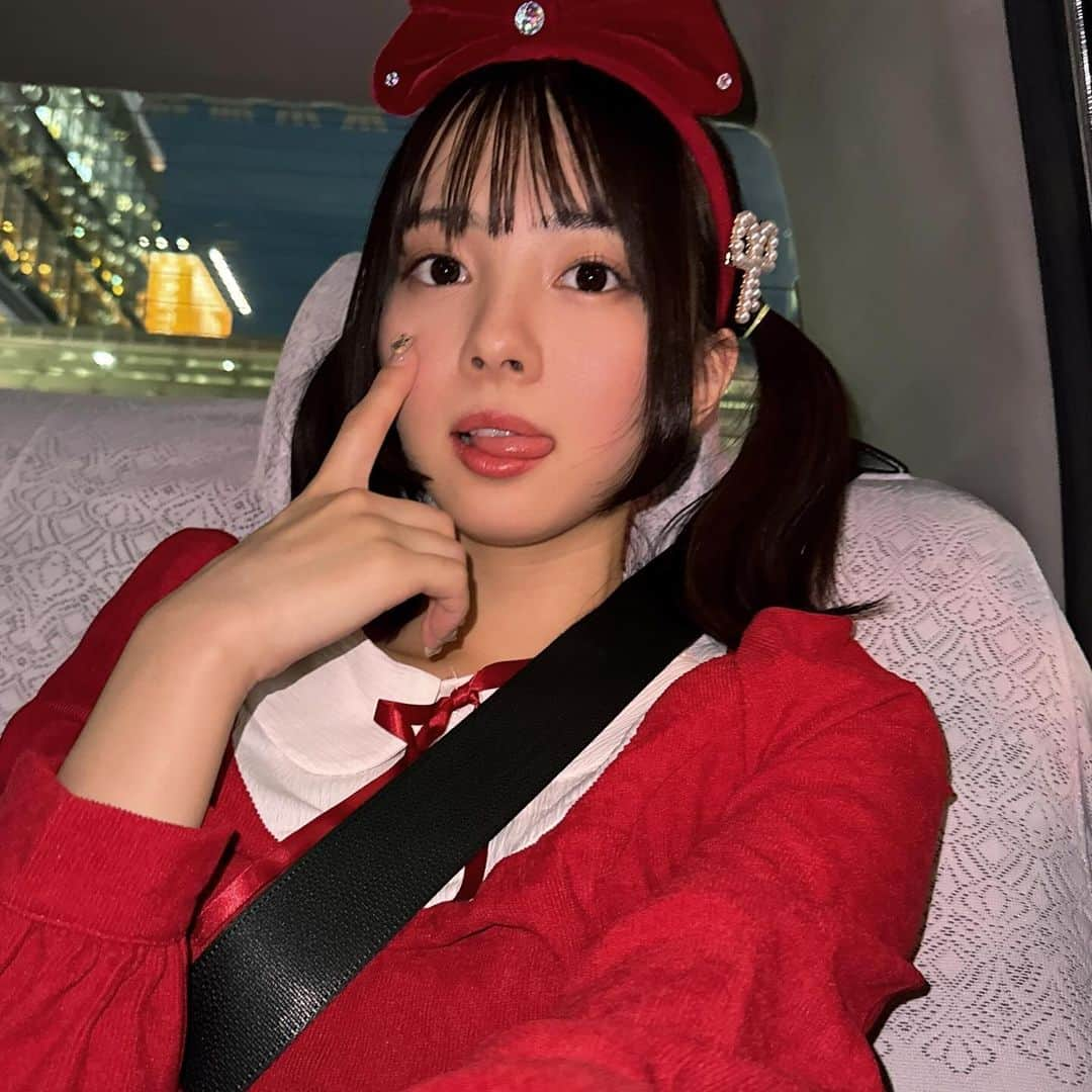 神南里奈のインスタグラム：「自撮りより撮ってもらう方が好きです😇 クリスマス意識の服だよ」