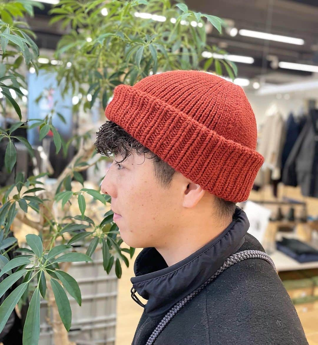 SUNDAY MOUNTAINさんのインスタグラム写真 - (SUNDAY MOUNTAINInstagram)「【RACALより2TYPEニットキャップ入荷♪】  RACALより 定番人気のロールニットキャップとモヘアニットキャップが入荷。 コーデのアクセントに。 ギフトにも喜ばれるアイテム🎄  ▶︎ RACALロールニットキャップ クルクルと折り返した浅めのロールワッチ。 ミニマルなフォルムでありながら存在感があり、モードからストリートまで様々なスタイリングにフィット。 折りキワを止めておりますが、自在にアレンジできますのでお好みに合わせて調整下さい🙌 ベーシックカラーからビビッドカラーにもトライしてコーディネートの幅を広げ、楽しんでみてください！  ▶︎RACALロールキャップ ▶︎カラー：ブラック,ベージュ,グレー,チャコール,オリーブ,アイボリー,オレンジ,Lt.ブラウン,サックスブルー,ネイビー,パープル,レッド ▶︎サイズ：FREE ▶︎高さ／16cm ▶︎頭周り／56cm∼ ▶︎素材：コットン50%、アクリル50%  一一 ▶︎ RACALモヘアニットキャップ  キッドモヘヤを使用した繊細なモヘヤ糸を採用。 手触りが滑らかで、上品な光沢が特徴になっています。 糸を起毛することで毛足を出し、素材本来の良さを際立たせている冬コーデにぴったり🎄🎄  ▶︎モヘアニットキャップ ▶︎RL-21-1192 ▶︎カラー：ブラック【RL-21-1192】,チャコール【RL-21-1192】,グレージュ【RL-21-1192】,グリーン【RL-21-1192】,オフホワイト【RL-21-1192】 ■サイズ：フリーサイズ（高さ22cm、頭周り56cm∼） ■素材：モヘアウール55%、ナイロン30%、ウール15%  ▶︎オルタレーションシエラジャケット ユニセックス  #キャンプコーデ #racal  #ビーニ #帽子コーデ  #クリスマスギフト #難燃  #キャンプ着 #防寒コーデ #帽子コーデ #ニット  #ニット帽  #冬キャンプ #防寒  #防寒アイテム #travel #キャンプ女子 #Camp #travel #旅行 #旅行コーデ  #witerfation #冬コーデ」11月29日 16時09分 - sundaymountain