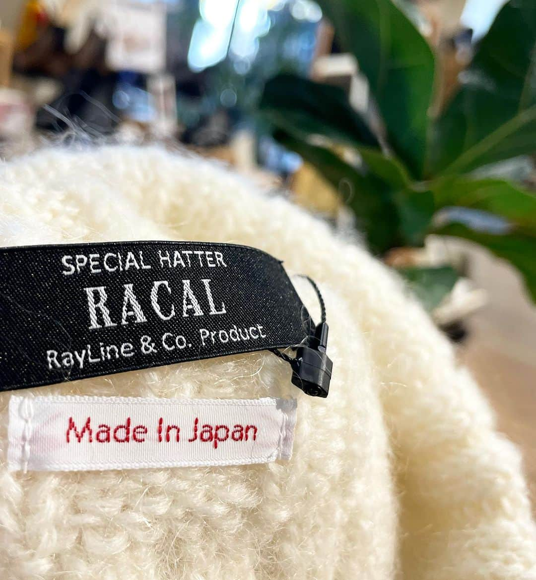 SUNDAY MOUNTAINさんのインスタグラム写真 - (SUNDAY MOUNTAINInstagram)「【RACALより2TYPEニットキャップ入荷♪】  RACALより 定番人気のロールニットキャップとモヘアニットキャップが入荷。 コーデのアクセントに。 ギフトにも喜ばれるアイテム🎄  ▶︎ RACALロールニットキャップ クルクルと折り返した浅めのロールワッチ。 ミニマルなフォルムでありながら存在感があり、モードからストリートまで様々なスタイリングにフィット。 折りキワを止めておりますが、自在にアレンジできますのでお好みに合わせて調整下さい🙌 ベーシックカラーからビビッドカラーにもトライしてコーディネートの幅を広げ、楽しんでみてください！  ▶︎RACALロールキャップ ▶︎カラー：ブラック,ベージュ,グレー,チャコール,オリーブ,アイボリー,オレンジ,Lt.ブラウン,サックスブルー,ネイビー,パープル,レッド ▶︎サイズ：FREE ▶︎高さ／16cm ▶︎頭周り／56cm∼ ▶︎素材：コットン50%、アクリル50%  一一 ▶︎ RACALモヘアニットキャップ  キッドモヘヤを使用した繊細なモヘヤ糸を採用。 手触りが滑らかで、上品な光沢が特徴になっています。 糸を起毛することで毛足を出し、素材本来の良さを際立たせている冬コーデにぴったり🎄🎄  ▶︎モヘアニットキャップ ▶︎RL-21-1192 ▶︎カラー：ブラック【RL-21-1192】,チャコール【RL-21-1192】,グレージュ【RL-21-1192】,グリーン【RL-21-1192】,オフホワイト【RL-21-1192】 ■サイズ：フリーサイズ（高さ22cm、頭周り56cm∼） ■素材：モヘアウール55%、ナイロン30%、ウール15%  ▶︎オルタレーションシエラジャケット ユニセックス  #キャンプコーデ #racal  #ビーニ #帽子コーデ  #クリスマスギフト #難燃  #キャンプ着 #防寒コーデ #帽子コーデ #ニット  #ニット帽  #冬キャンプ #防寒  #防寒アイテム #travel #キャンプ女子 #Camp #travel #旅行 #旅行コーデ  #witerfation #冬コーデ」11月29日 16時09分 - sundaymountain