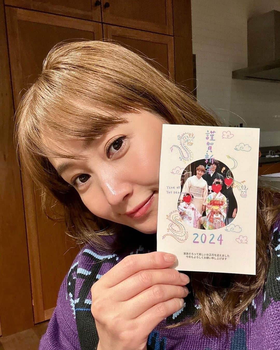 藤本美貴さんのインスタグラム写真 - (藤本美貴Instagram)「毎年利用させていただいている、みてね年賀状さんからお声がけいただき、お得なクーポンのご紹介をさせていただきます☺  2024年も「みてね年賀状」アプリで年賀状を作成しました！  写真アプリ「みてね」と連携してアルバムから年賀状が便利に作ることができます♡  もちろん連携してなくてもカメラロールの写真からも簡単に作成できちゃうの！  作成はスマートフォンから写真を選ぶだけで、 自動でレイアウトも選んでくれるので簡単に年賀状ができました♡  早ければ翌日には出荷されるのでバタバタな年末にも大助かりです！  リッチで素敵な仕上がりで大満足です！  ちなみに、こちらのクーポンコードを入れると10%オフになります☻  クーポンコード： miki_2024  詳しくは、みてね@mitene_officialのプロフィールURL をみてください♪  #みてね年賀状 #みてね #みてねアプリ #年賀状 #PR」11月30日 18時00分 - mikittyfujimoto