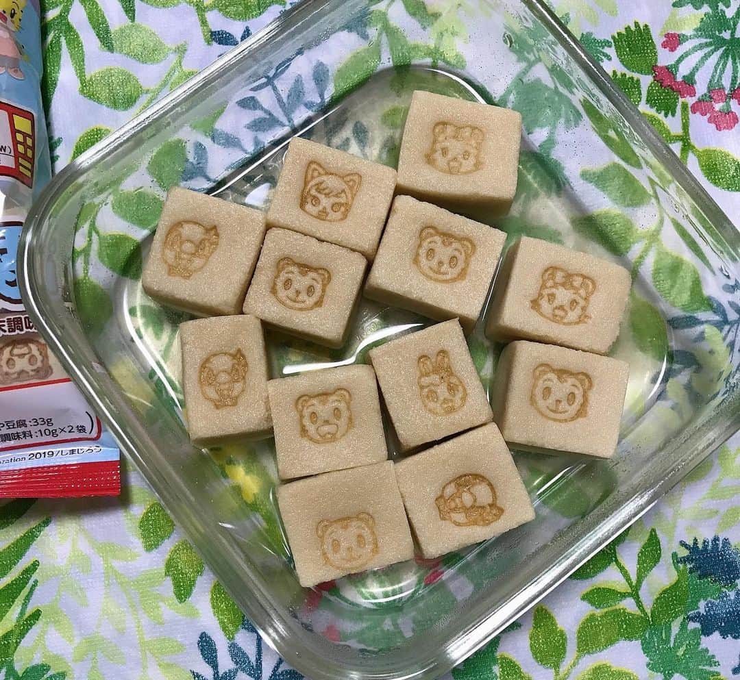 葵さんのインスタグラム写真 - (葵Instagram)「旭松アンバサダーを引き続きつとめています。 今回ご紹介するのは、 リニューアルされた2品です❗️  ・しまじろうのなかよし高野豆腐 しまじろうのキャラクター焼き印が入っていてとても可愛いです♡ オリーブオイルの注目成分、 オレイン酸が通常大豆の約4倍含まれる高オレイン酸大豆を使用しています。 調味料がついているので、簡単に味付けもできておいしいから息子は大好きだよ！  ・納豆やくみ フリーズドライひきわり納豆とねぎの薬味です。 麺つゆにくわえるとネバネバがでてきます。 お蕎麦やうどん、これからの時期はおもちにも合いそうです。納豆臭さがあまりないので、 納豆がにがてないかたにもぜひトライしてみてほしい！  #PR #新あさひ豆腐#しまじろうのなかよさこうや豆腐#旭松アンバサダー #納豆#納豆やくみ#フリーズドライ納豆」11月29日 16時22分 - dolphin_coconut