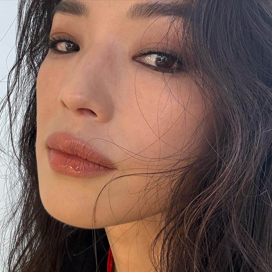 スー・チーのインスタグラム：「起✈️Have a great day🍎」