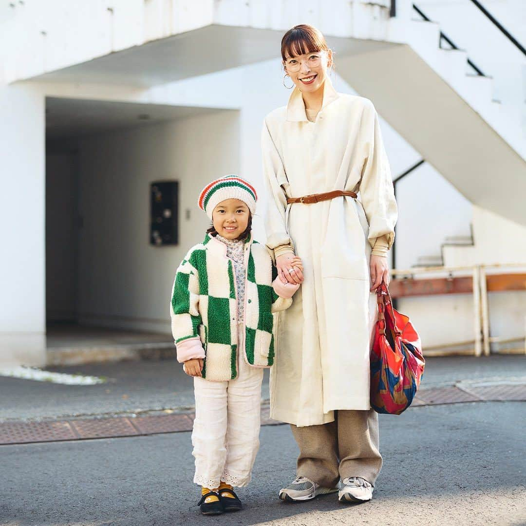 ハグマグ編集部のインスタグラム：「新井久美子さん＆きこちゃん・5歳  親子でホワイトをシェア！ グリーンを効かせて🧤🤍  ［mama］ Outer：ENOF Tops：AURALEE Bottoms：UNIQLO Bag：77circa Belt：seya. Shoes：New Balance  ［kids］ Outer＆Hat：Hello Simone Tops：Soor Ploom Bottoms：ZARA Socks：mina perhonen Shoes：cienta ___________________________________  詳しくはウェブサイトの記事で紹介中。プロフィールのリンクからチェックしてね🌼 @hugmug_insta ___________________________________ #hugmug#ハグマグ#親子スナップ#ママファッション#ストリートコーデ#ガーリーカジュアル#冬コーデ#冬ファッション#冬服#リンクコーデ#親子リンク#キッズファッション#キッズスタイル#ママコーデ#ママコーデファッション#カジュアルコーデ#冬色カラー#おしゃれキッズ#ベビー服#男の子コーデ#女の子コーデ#家族コーデ#ファッションスナップ#親子ファッション#家族コーデ#家族写真#家族スナップ#親子リンクコーデ#親子ペアルック#親子装#ハグマグファミリー」