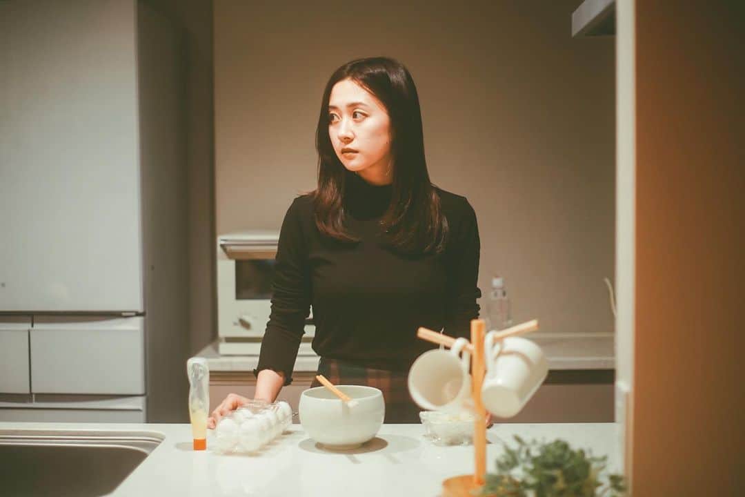 名倉七海のインスタグラム：「_ 多角的な視野をテーマにした 映像体験型インスタレーション作品「#食罪食堂」  前菜・メインディッシュ・デザートと、 三つの短編からなるオムニバス作品。  私はこちらのメインディッシュに さくら役で参加させて頂きました。  監督は嬉しいご縁で5年ぶりに再会できた白鳥監督(@yukiswan0902 )  撮影も新しい試みでとてもワクワクしました。  明日までクラウドファウンディングも実施しております。 皆さまよろしくお願い致します。  ph: @x.tsuku.x」