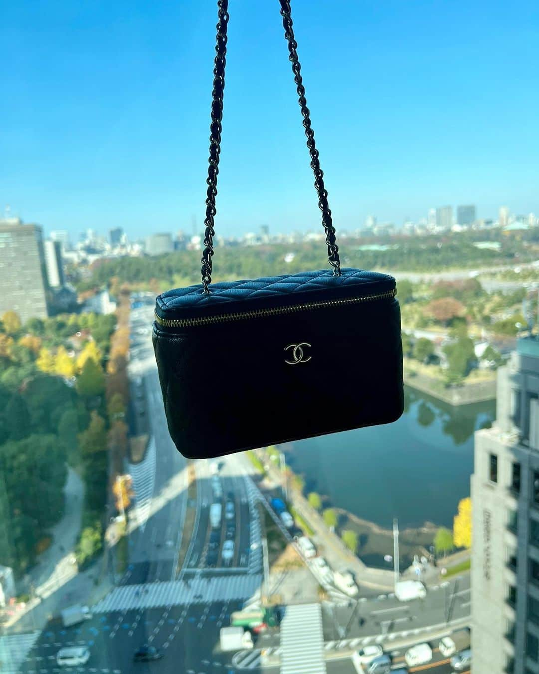 速水ティーナのインスタグラム：「🍁🪵🌳🍂  紅葉とnewbag🧳🪄 旅行用に購入したバニティバッグ🪽  もう既にディズニー、金沢旅行、 都内ホカンスと大活躍してくれてて満足👢🤎  ネイルも変えたよ⸜୨୧⸝⋆︎*  #newbag #chanel #vanitybag #バニティバッグ #🍁 #皇居 #紅葉」