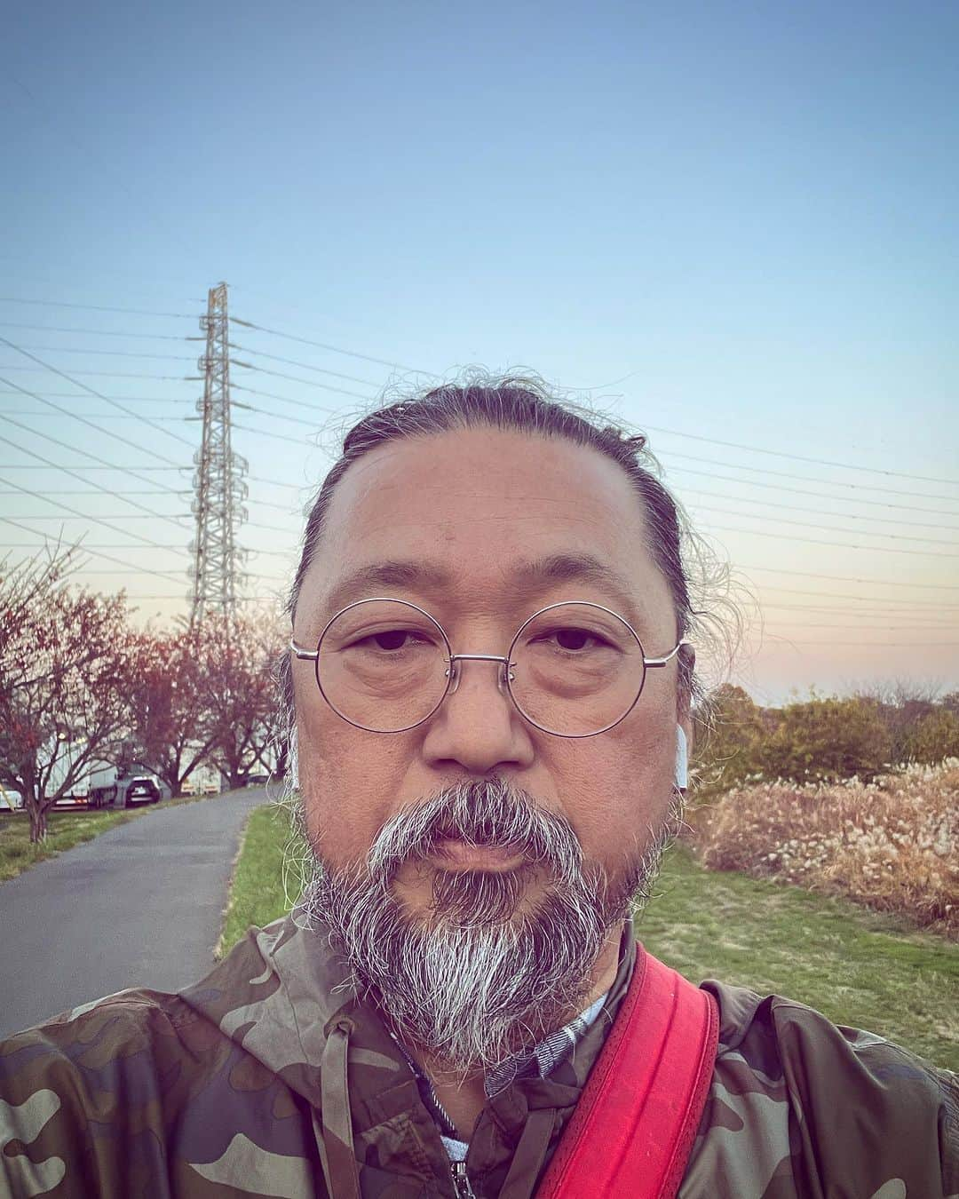 村上隆のインスタグラム：「秋の河原は物哀しいですなぁ。 The riverbank in autumn is so sad. 🥲」