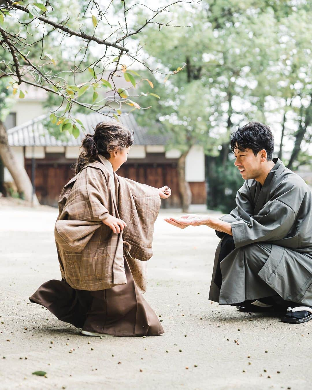 akiiiii1025さんのインスタグラム写真 - (akiiiii1025Instagram)「⁡ 今年から新しく始まった神社でのロケフォト⛩🤍 ⁡ スタジオで撮影後、 そのまま近くの神社へみんなで歩いてお参りへ。 ⁡ スタジオでの撮影&神社にも行けて、 そして家族みんなで素敵なお着物着せてもらえて やりたい事全部叶った日🫶 ⁡ ただ👨🏽の身長が高すぎて 高身長向けのお着物着せてもらっても 丈が足りず足下が😂😂 ⁡ でもでも、家族みんなでお着物着れて すごくいい思い出になったな〜🥰 ⁡ ⁡ ⁡ #family#familyphoto#plus_wit #753#七五三#753前撮り#七五三前撮り#753撮影 #兄弟#3歳七五三#3歳七五三男の子#5歳七五三 #5歳七五三男の子#2歳差兄弟#数え年#家族写真 #ロケフォト#キッズ着物#大阪フォトスタジオ #キッズ撮影#被布#着物#袴#キッズ袴#男の子#男の子ママ #大阪ママ#北摂ママ#2児ママ#兄弟ママ  ⁡」11月29日 16時39分 - akiiiii1025