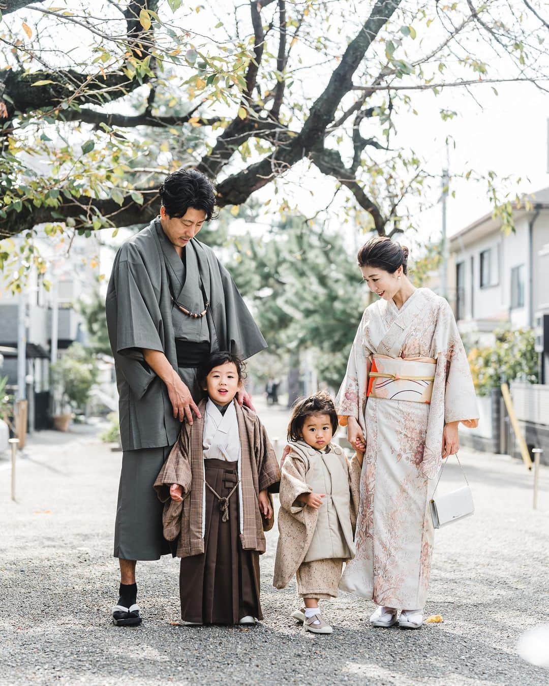 akiiiii1025のインスタグラム：「⁡ 今年から新しく始まった神社でのロケフォト⛩🤍 ⁡ スタジオで撮影後、 そのまま近くの神社へみんなで歩いてお参りへ。 ⁡ スタジオでの撮影&神社にも行けて、 そして家族みんなで素敵なお着物着せてもらえて やりたい事全部叶った日🫶 ⁡ ただ👨🏽の身長が高すぎて 高身長向けのお着物着せてもらっても 丈が足りず足下が😂😂 ⁡ でもでも、家族みんなでお着物着れて すごくいい思い出になったな〜🥰 ⁡ ⁡ ⁡ #family#familyphoto#plus_wit #753#七五三#753前撮り#七五三前撮り#753撮影 #兄弟#3歳七五三#3歳七五三男の子#5歳七五三 #5歳七五三男の子#2歳差兄弟#数え年#家族写真 #ロケフォト#キッズ着物#大阪フォトスタジオ #キッズ撮影#被布#着物#袴#キッズ袴#男の子#男の子ママ #大阪ママ#北摂ママ#2児ママ#兄弟ママ  ⁡」