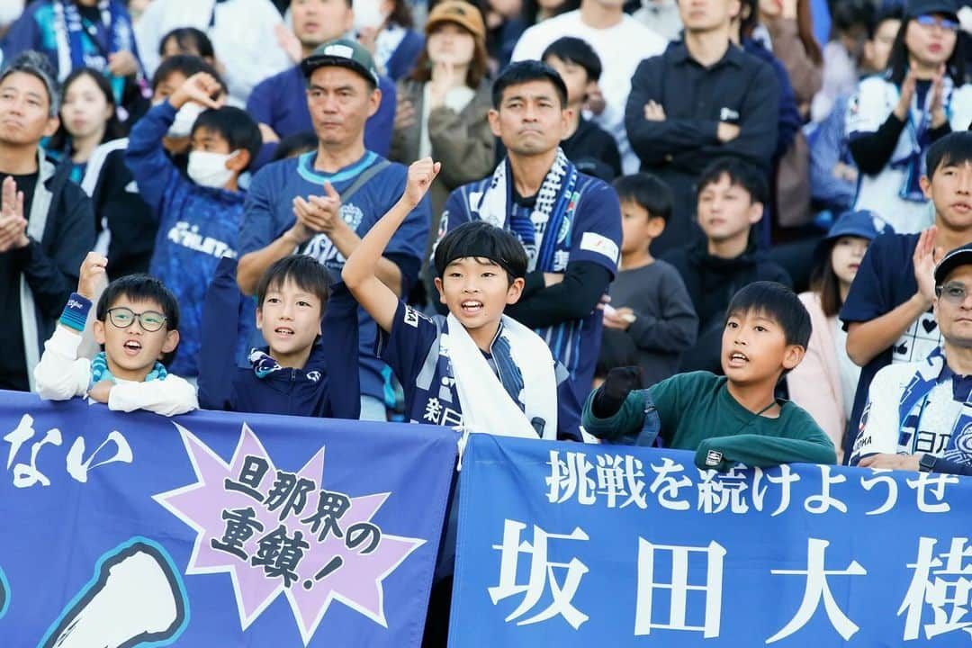 アビスパ福岡さんのインスタグラム写真 - (アビスパ福岡Instagram)「今週末12/3（日）は‼️ 【ホーム最終戦】 🆚#サンフレッチェ広島 🕑14:00KO 🏟️#ベスト電器スタジアム　  11/28時点での来場者見込は・・・ 17,725人✨  チケットの準備はOKですか👍 皆さんの声援と手拍子が選手の後押しになります🔥 スタジアムで熱い熱い応援をよろしくお願いします🔥  【チケット】 https://www.avispa.co.jp/news/post-66814  #アビスパ福岡 #avispa #J1 #jleague  #DAZN」11月29日 16時40分 - avispaf