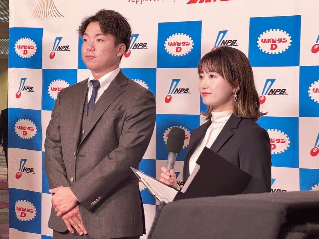 津田麻莉奈さんのインスタグラム写真 - (津田麻莉奈Instagram)「⚾️NPB AWARDS 2023⚾️ ✨supported by リポビタンＤ✨  #村上頌樹投手  #山本由伸投手 #山下舜平大投手  #松井裕樹投手   きのうJ SPORTSの中継内で インタビューさせていただきました！☺️  皆さま貴重なお話をありがとうございました！ そしておめでとうございます👏 野球好きとしてとても幸せな空間でした。  村上頌樹投手に、 阪神ファンです！ おめでとうございます！ そしてありがとうございました！ 最高のシーズンでした！！！  と、インタビュー後にお伝えできました😭🙏✨  @jsports_yakyu   今日はこのあと17:15〜 楽天競馬LIVEです！ 配信見てねーーー！！！  #野球好き #まりなる #津田麻莉奈」11月29日 16時32分 - tsudamarinal