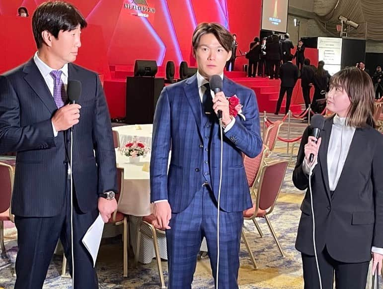 津田麻莉奈さんのインスタグラム写真 - (津田麻莉奈Instagram)「⚾️NPB AWARDS 2023⚾️ ✨supported by リポビタンＤ✨  #村上頌樹投手  #山本由伸投手 #山下舜平大投手  #松井裕樹投手   きのうJ SPORTSの中継内で インタビューさせていただきました！☺️  皆さま貴重なお話をありがとうございました！ そしておめでとうございます👏 野球好きとしてとても幸せな空間でした。  村上頌樹投手に、 阪神ファンです！ おめでとうございます！ そしてありがとうございました！ 最高のシーズンでした！！！  と、インタビュー後にお伝えできました😭🙏✨  @jsports_yakyu   今日はこのあと17:15〜 楽天競馬LIVEです！ 配信見てねーーー！！！  #野球好き #まりなる #津田麻莉奈」11月29日 16時32分 - tsudamarinal