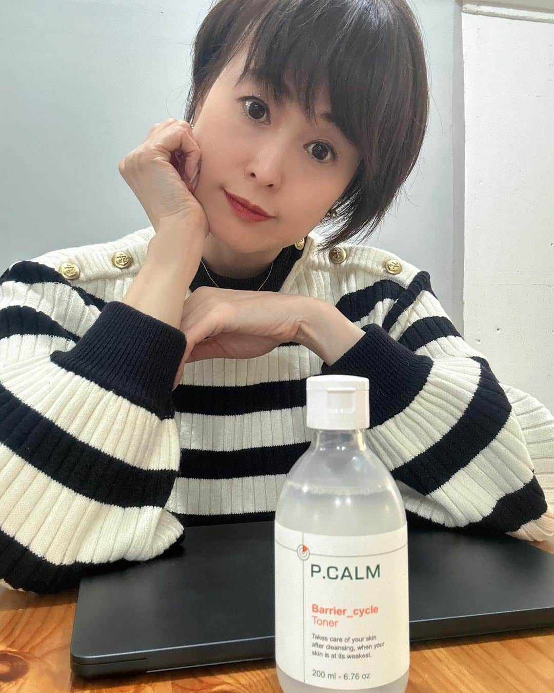 岩瀬玲さんのインスタグラム写真 - (岩瀬玲Instagram)「韓国コスメってほんと色々なものがあって面白い そしてコスパがすごい良い！  今回は初めて使う韓国コスメ   🧴𝗣.𝗖𝗔𝗟𝗠「ピーカム」 @p.calm_japan をお試しさせてもらいました  韓国ではすでに人気で リピーターも多いらしいですよ😏  特徴は やけど治療をベースに研究を重ね お肌に優しいスキンケア！ 敏感肌の方にも使って欲しいということで 作られてるそうです  しかも 全ての製品で 無着色無香料、ビーガン認証を得てるそうです！  今回は製品の中でも特に人気の バリアサイクルトナー という化粧水をお試しさせていただきました  まず見た目がかわいい！ そしてちょっと白濁している感じで 若干とろみを感じるテクスチャ 付け心地がほんとやわらかい感じ  🌱植物由来成分が95%だからか 優しい付け心地です  ちょうど化粧水切れそうだったから この冬はこれでケアします  #pcalm  #ピーカム  #韓国コスメ  #韓国スキンケア  #スキンケア  #トラブル肌  #敏感肌  #ニキビ肌  #化粧水  #韓国人気コスメ  #化粧水  #トナー  #オリーブヤング  #リピ確定  #Qoo10  #PR  #広告」11月29日 16時32分 - akirakkuma