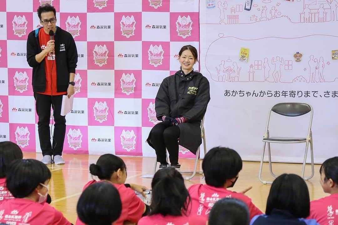 井上香織さんのインスタグラム写真 - (井上香織Instagram)「2023.11.29 ・ 今年度の森永乳業杯ツアーオブバレーが11/26にスタート🙌☺️🏐 ・ 今回の神奈川大会を皮切りに 仙台・札幌・広島・埼玉・郡山・松本・金沢・大阪・熊本・前橋・沖縄大会をドリームスでまわります🙌☺️ ・ みんなに会えるのを楽しみにしています♡😍 ・ #森永乳業杯 #ヴィクトリーナ #ドリームス #バレーボール #ツアーオブバレー」11月29日 16時33分 - kaorin888