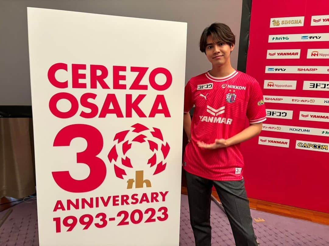 片寄涼太さんのインスタグラム写真 - (片寄涼太Instagram)「セレッソ大阪⚽️🌸 30周年アンバサダーに 就任いたしました！！🙏✨ 子どもの頃から友だち家族と長居競技場で応援していたセレッソ大阪と、 このような記念すべきタイミングで 携わることができて とても嬉しく思います☺️🔥 私も来年30歳を迎える身として とてもご縁も感じましたし、 錚々たる方々とともに セレッソ大阪の30周年を力強く盛り上げて行きたいと思いますので、 どうかご期待ください🙌🔥🔥✨  @cerezo_osaka #セレッソ大阪  P.S. 大阪城とても美しく パワーいただきました🍂🏯💫」11月29日 16時34分 - ryota_katayose__official