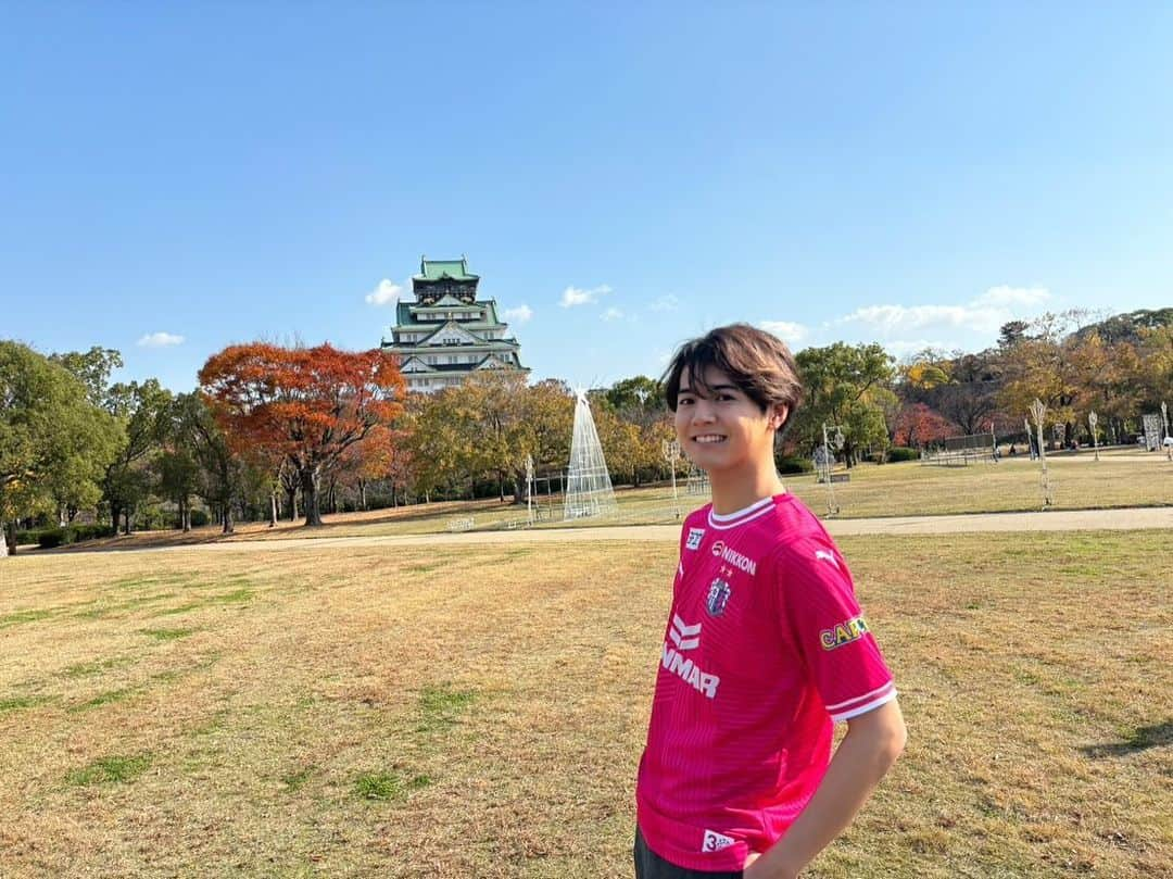 片寄涼太さんのインスタグラム写真 - (片寄涼太Instagram)「セレッソ大阪⚽️🌸 30周年アンバサダーに 就任いたしました！！🙏✨ 子どもの頃から友だち家族と長居競技場で応援していたセレッソ大阪と、 このような記念すべきタイミングで 携わることができて とても嬉しく思います☺️🔥 私も来年30歳を迎える身として とてもご縁も感じましたし、 錚々たる方々とともに セレッソ大阪の30周年を力強く盛り上げて行きたいと思いますので、 どうかご期待ください🙌🔥🔥✨  @cerezo_osaka #セレッソ大阪  P.S. 大阪城とても美しく パワーいただきました🍂🏯💫」11月29日 16時34分 - ryota_katayose__official