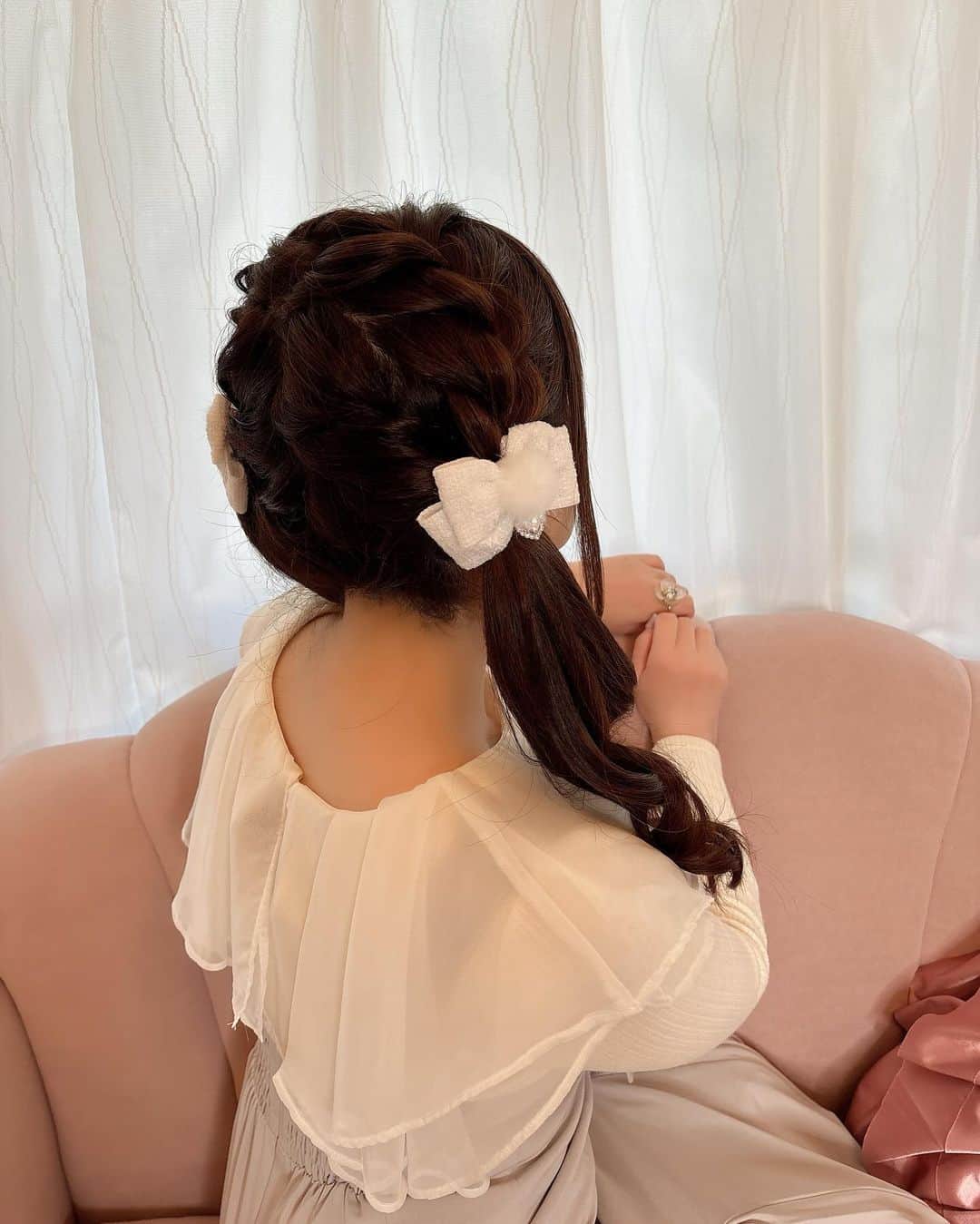 伊藤芽衣のインスタグラム：「冬に身につけたいおリボン🎀 カワスタで お迎えしたので、 ⁡ 早速つけました♡  @kawaii_sekaiiioo  @kawaii__stars  ⁡ #カワスタ #ラフォーレ原宿 #リボン #ヘアアレンジ #ツインテール」