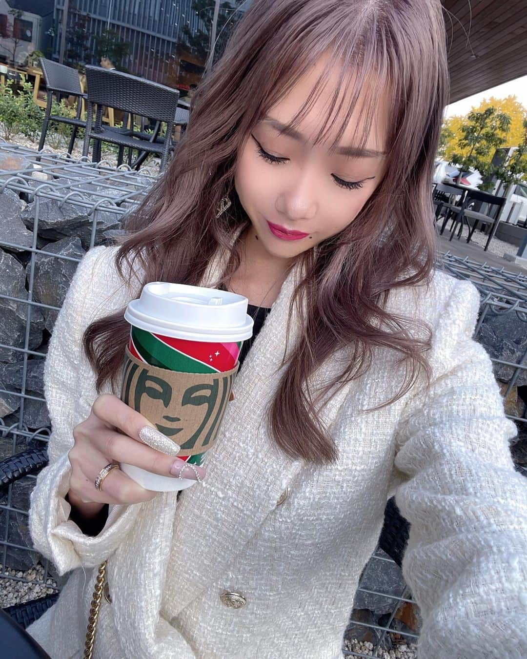 RIIAさんのインスタグラム写真 - (RIIAInstagram)「最近のお気に入りのスタバカスタム🫶🏻 ＊抹茶ティーラテ ＊エスプレッソショット追加 ＊抹茶パウダー追加 ＊低脂肪に変更 ＊ノンシロップ ここのスタバはワンちゃん連れて行けるし、リード引っ掛ける所もちゃんとあって好き🐶🤭💓」11月29日 16時49分 - airi21202