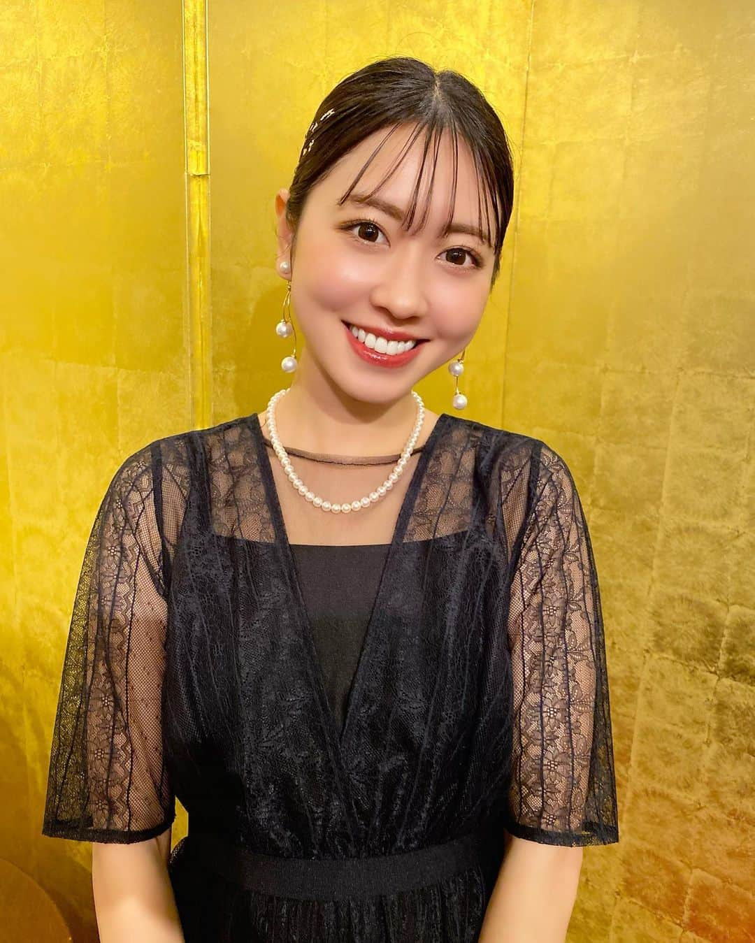 小山ひかるのインスタグラム：「Wedding Party💒✨  今回はブラックのワンピースに キッチリ目のヘアセット🖤💛 金箔も付けておしゃれに仕上げてみた🥰  とってもお気に入り✨✨  幸せパワーたくさんもらって嬉しいなぁ🩷 本当におめでとう🎉💕 . . #結婚式お呼ばれ #結婚式 #結婚式ヘアアレンジ #結婚式ヘア #三井倶楽部 #綱町三井倶楽部 #ウェディング #wedding #weddingparty #披露宴 #ヘアアレンジ #hairarrange」