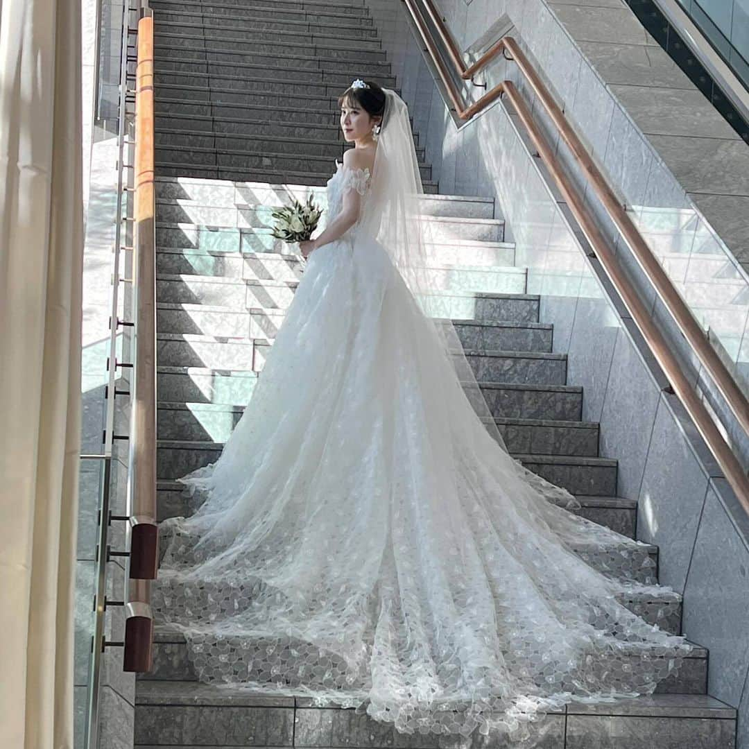 ♡プラコレWedding·⋆*さんのインスタグラム写真 - (♡プラコレWedding·⋆*Instagram)「. placole_dressy【#DRESSY花嫁 】 【#プラコレ】をつけて投稿&フォローしてね♩ . ＝＝＝＝＝＝＝ . 花嫁さまの美しすぎる後ろ姿🪞✨  ドレスを身に纏った花嫁さまは 後ろ姿まで美しく目を惹きますよね🪄  みなさんもお気に入りの一着で当日を迎えてみてください＊ . ＝＝＝＝＝＝＝＝ 👗photo by ... @wed_haaana さま @ey_wd_diary さま @nm331_wd さま @__erk__wedding さま @wd_saku39 さま ＝＝＝＝＝＝＝＝ . 『#DRESSY花嫁』『#プラコレ』の ハッシュタグをつけて写真をUPしてね✦ 花嫁アプリ『DRESSY by プラコレ』の 記事に掲載＆リグラムされるかも♩ . みなさまからのいいねや保存 コメントをお待ちしています♥️ 「このウェディングドレス可愛い！」 「ヘアスタイルも気になる！！」 「今の花嫁さんの流行りは！？」etc. . ＝＝＝＝＝＝＝＝ 花嫁アプリでは、 プロのアドバイザーに結婚式の相談を何度でも♡ ウェディングドレスの記事や、 自分のウェディングレポを残せちゃう♡” . >>>TOPのURLからcheck ⋈ @placole_dressy >>>結婚のご相談は プラコレウェディングアドバイザーへ♡ @wedding_adviser >>>ウェディングレポを残したいなら、 farny by プラコレをcheck ✎ @farny_wedding >>>花嫁準備に欠かせないアイテムをお探しなら placole & dressy Beauty をcheck ❁ @dressy_beauty_ >>>素敵なドレスに出会いたい花嫁さま♡ @dressyonline_をcheck >>>おしゃれなファミリーフォトは ドレシーベイビーをcheck 𓏸 @dressy.baby >>>鎌倉にOPEN”お花とドレスと紅茶のカフェ” @dressyroom_teaをcheck𓌉𓇋 >>>名古屋にOPEN”ウェディング体験型カフェ @dressycafe_nagoya をcheck𓌉𓇋 . ＝＝＝＝＝＝＝＝＝＝＝＝＝＝＝＝ . #一度きりの人生一度は魔法にかけられて #花嫁 #卒花嫁 #結婚 #結婚式 #試着レポ #farnyレポ #2023冬婚 #2024春婚 #2024夏婚 #2024秋婚 #カラードレス試着 #ドレス試着 #ドレス試着レポ #ドレス選び #カラードレス #カラードレス迷子 #ウェディングドレス #ドレス迷子 #チュールドレス #ドレストレーン #試着レポ #バックスタイル #バックスタイル #トレーン」11月29日 16時44分 - placole_dressy