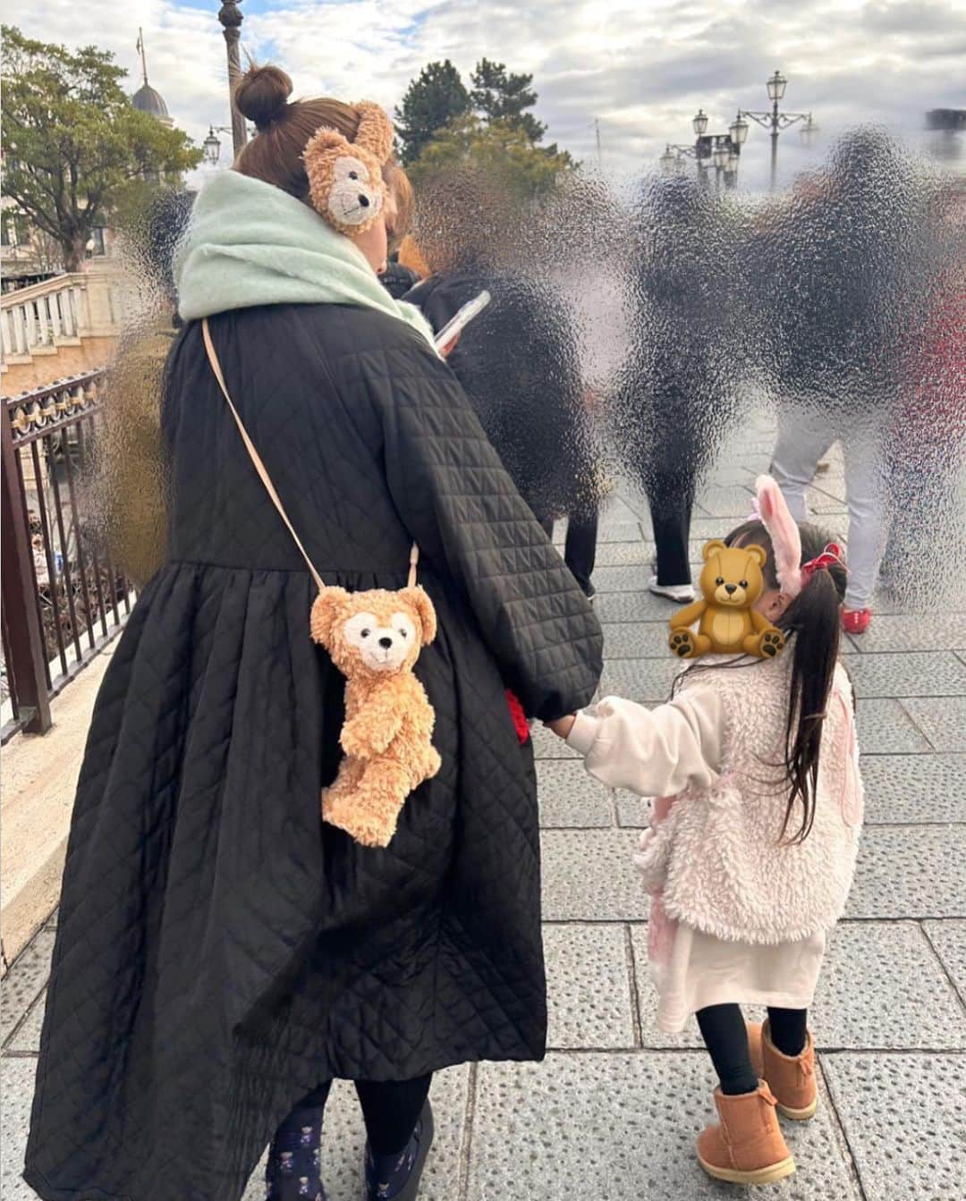 伊藤純奈さんのインスタグラム写真 - (伊藤純奈Instagram)「. お姉ちゃんfamilyと 母親とみんなでディズニーに 遊びに行った時の🎅 かわいくて仕方ない姪っ子たち〜 次女の🐢ちゃんは 顔も性格もわたしに似ていると 姉に言われています(笑)  いつか2人がメイク教えてとか 言ってきたら泣いちゃうなあ😭笑  #そういえば #こそっと髪色 #ハイトーンにしました #この写真は色抜けちゃってるけど #また改めて綺麗なの撮ったら #写真あげるね」11月29日 16時45分 - junna_ito_official