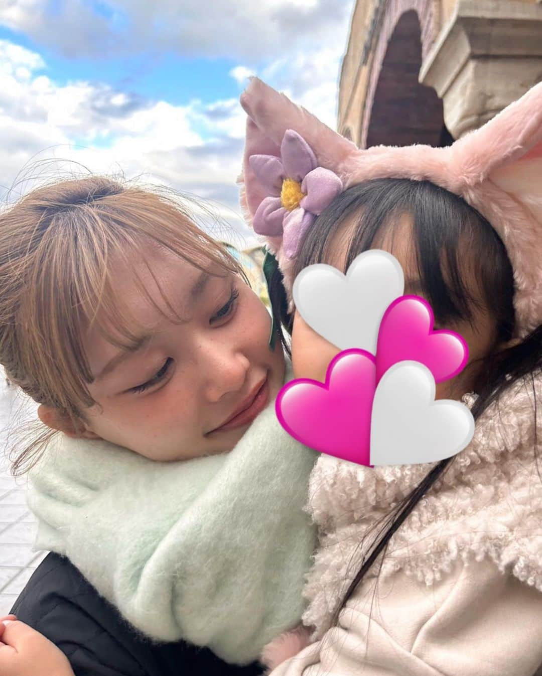 伊藤純奈さんのインスタグラム写真 - (伊藤純奈Instagram)「. お姉ちゃんfamilyと 母親とみんなでディズニーに 遊びに行った時の🎅 かわいくて仕方ない姪っ子たち〜 次女の🐢ちゃんは 顔も性格もわたしに似ていると 姉に言われています(笑)  いつか2人がメイク教えてとか 言ってきたら泣いちゃうなあ😭笑  #そういえば #こそっと髪色 #ハイトーンにしました #この写真は色抜けちゃってるけど #また改めて綺麗なの撮ったら #写真あげるね」11月29日 16時45分 - junna_ito_official