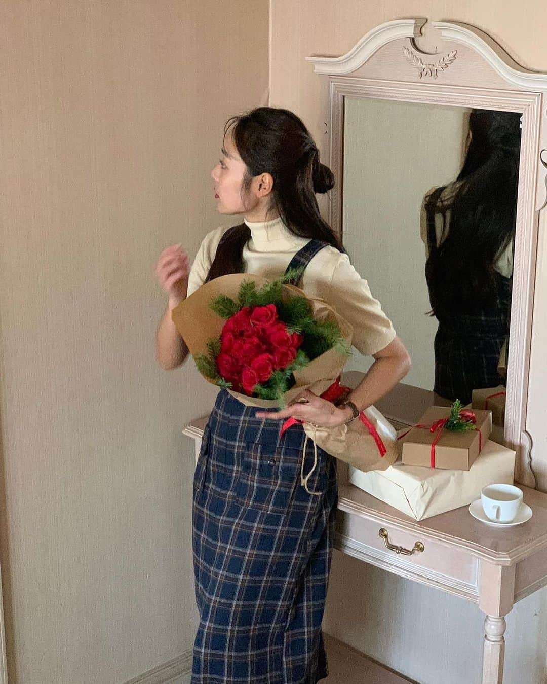 HOTPING公式アカウントさんのインスタグラム写真 - (HOTPING公式アカウントInstagram)「全身HOTPINGの服でコーデ...🎁🌹❤️ ありきたりな年末コーデに飽きた方必見！！ チェック柄のビスチェワンピースはいかがですか？👀 ポケットでポイントを加え、スリットで動きやすさ＋女性らしさまで兼ね備えました😊 チェックパターンで端正でラブリーな雰囲気を演出できます💖  🏷フロントスリットチェック柄起毛ビスチェワンピース ネイビー  🎉今なら新作20％OFF  #ワンピース#チェックワンピース#ビスチェワンピース #シンプルコーデ #大人女子 #大人カジュアルコーデ #プチプラファッション #プチプラコーデ #体型カバー #韓国コーデ #韓国ファッション #韓国ブランド #韓国スタイル #クリスマス#クリスマスコーデ#年末#fashion #code #ootd #outfit #daily #dailylook #いいね #hotping #좋아요」11月29日 16時51分 - hotping_japan