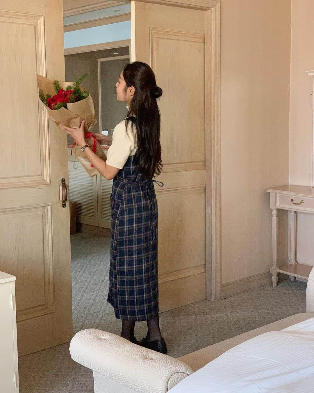 HOTPING公式アカウントさんのインスタグラム写真 - (HOTPING公式アカウントInstagram)「全身HOTPINGの服でコーデ...🎁🌹❤️ ありきたりな年末コーデに飽きた方必見！！ チェック柄のビスチェワンピースはいかがですか？👀 ポケットでポイントを加え、スリットで動きやすさ＋女性らしさまで兼ね備えました😊 チェックパターンで端正でラブリーな雰囲気を演出できます💖  🏷フロントスリットチェック柄起毛ビスチェワンピース ネイビー  🎉今なら新作20％OFF  #ワンピース#チェックワンピース#ビスチェワンピース #シンプルコーデ #大人女子 #大人カジュアルコーデ #プチプラファッション #プチプラコーデ #体型カバー #韓国コーデ #韓国ファッション #韓国ブランド #韓国スタイル #クリスマス#クリスマスコーデ#年末#fashion #code #ootd #outfit #daily #dailylook #いいね #hotping #좋아요」11月29日 16時51分 - hotping_japan