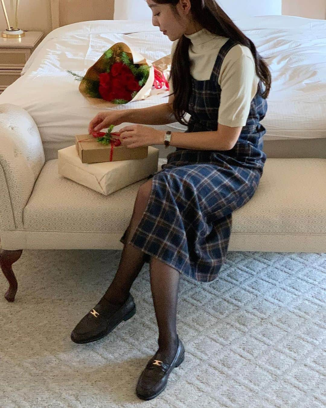 HOTPING公式アカウントさんのインスタグラム写真 - (HOTPING公式アカウントInstagram)「全身HOTPINGの服でコーデ...🎁🌹❤️ ありきたりな年末コーデに飽きた方必見！！ チェック柄のビスチェワンピースはいかがですか？👀 ポケットでポイントを加え、スリットで動きやすさ＋女性らしさまで兼ね備えました😊 チェックパターンで端正でラブリーな雰囲気を演出できます💖  🏷フロントスリットチェック柄起毛ビスチェワンピース ネイビー  🎉今なら新作20％OFF  #ワンピース#チェックワンピース#ビスチェワンピース #シンプルコーデ #大人女子 #大人カジュアルコーデ #プチプラファッション #プチプラコーデ #体型カバー #韓国コーデ #韓国ファッション #韓国ブランド #韓国スタイル #クリスマス#クリスマスコーデ#年末#fashion #code #ootd #outfit #daily #dailylook #いいね #hotping #좋아요」11月29日 16時51分 - hotping_japan