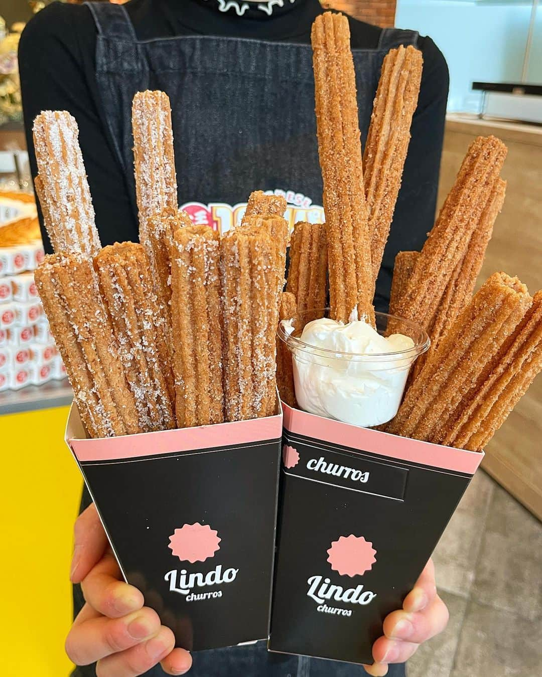 もーさんのインスタグラム：「(*˘︶˘*).｡.:*♡ ♡♡♡ 12月1日 チュロス専門店がOPEN🎉 ・ 📍Lindo @lindo_churros  ・ スペイン発祥のチュロスは 伝統的で製法と独自のノウハウを融合し 新しいチュロスを完成！ ・ ◎チュロス(4pieces) ¥680 ◎ディップチュロス(4pieces) ¥880 ♦追加1本 ¥150 《ディップ》 ♦チョコレート ♦レアチーズ ♦エスプーマ ・ 本格ピンス専門店  雪花大王チーズ10円パンに♪ ・ 揚げずにオーブンで焼きあげるので とってもヘルシーで 外はパリッと、中はしっとり♡ 冷めても固くならなくて美味しい♡ ・ シナモンとシュガーが選べて ディップも選べる！ ・ シナモンにエスプーマ✨ これ！ 美味しくてお気に入り💓 チュロス大好きだから 追加したよ！ 好きなだけ食べられるから嬉しい♡ ・ テイクアウトの 箱も可愛いかったよ♪ ・ ・ *☼*―――――*☼*――――― ◇名古屋市中村区椿町7-10VA21 1Ｆ *☼*―――――*☼*――――― #Lindo##リンドチュロス#チュロス#チュロス専門店#雪花#名駅カフェ#名駅グルメ#名駅スイーツ#名古屋チュロス#古今茶屋 #名古屋テイクアウト#テイクアウト#テイクアウトスイーツ#名古屋デート#名古屋観光#東海の新店舗#pr」