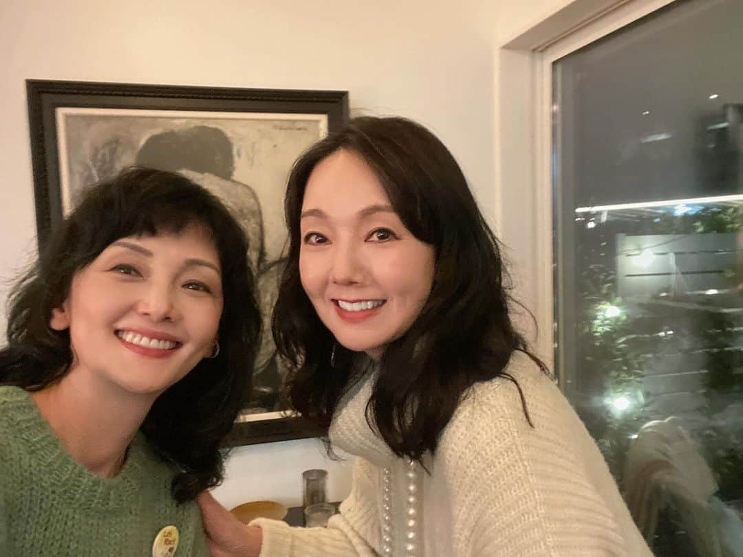 南果歩さんのインスタグラム写真 - (南果歩Instagram)「再会😊 20代の頃にドラマで共演して仲良しだった #とよた真帆 ちゃんと、今年友人の #安珠 の写真展で再会しました。 色々あった真帆ちゃんどうしているかなと思っていたところ、本当にバッタリと写真展の会場で出会えたのでした。 そして今回、真帆ちゃんが開いた #ロジエ　 @rojie_ebisu  で2人女子会となりました。 本当に嬉しかった❤️❤️❤️ あの頃から真帆ちゃんは、私には持ち合わせていない独特の個性を持っていて、心の奥で素敵な人だなーって思っていたから🌈 しばらく会えなかった時間を埋めるように色んな話をしたね。 でも、好きな人は何年か会えない時間があったとしても、縁があればまた会えると私は信じています。 色んな時間を過ごしたのちの再会を大事にしたいな🌈 真帆ちゃん、これからもよろしくね❤️  @maho_toyota  #女優 #俳優 #女子会 #南果歩 #kahominami  #미나미카호 #japaneseactor」11月29日 16時59分 - kaho_minami