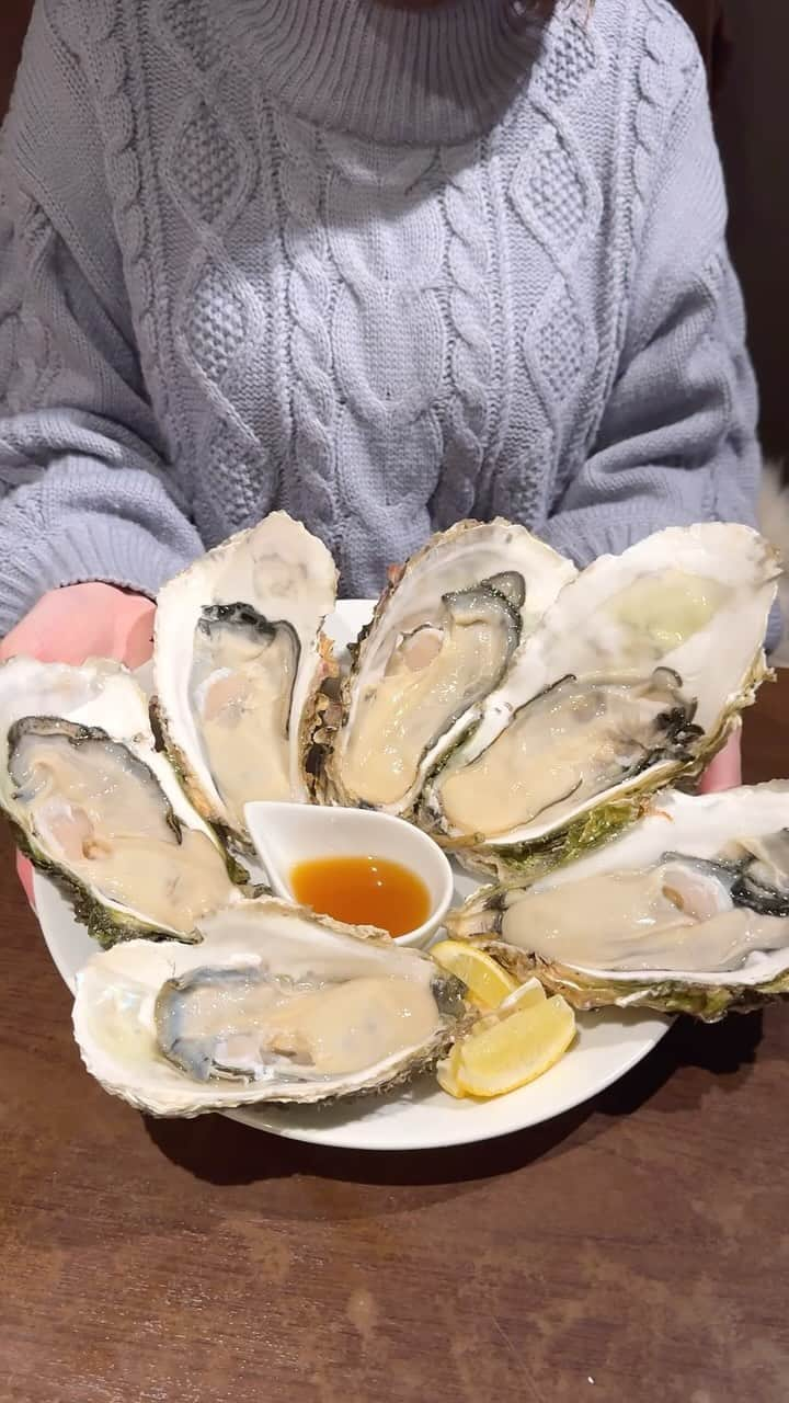 大見さなえのインスタグラム：「大粒の生牡蠣や馬レバ刺しが食べられる🥩 『渋谷Kairi』通風鍋で有名なかいり🦪 この店舗では牡蠣と肉刺しを中心に楽しめます✨ ⁡ 【生牡蠣3種食べ比べ】 その日のおすすめで提供してくださる 大ぶりの生牡蠣は食べ応え満点！！ 肉厚でミネラル感が口いっぱいに広がる☺️ ⁡ 【馬レバー刺し】 レバ刺しはごま油につけて。 ぷるサクッと食感で噛み心地ちがいい🥺💓 これが合法で食べられるの嬉しい！！ 美味しくておかわりした。 ⁡ 他にも肉刺し3種盛りは 牛ハラミ刺し、センマイ刺し、馬もも刺し。 冬に食べておきたい白子ぽん酢など味わる💭 ⁡ 牡蠣と生肉好きはこの店舗がおすすめ！ ーーーーーーーーーーーーーーーーーーーーーー •生牡蠣3種食べ比べ (3種×2個)2948円 •馬レバ刺し 1298円 • 肉刺し3種盛り(1人前)  1408円 ※2人前からの注文 •アンチョビポテト 640円 •白子ポン酢 ーーーーーーーーーーーーーーーーーーーーーー ⏰ 月～金17:00～23:30 　　土16:00～23:30、日祝16:00～23:00 📍東京都渋谷区道玄坂1-11-1 第2大番ビル 203 ーーーーーーーーーーーーーーーーーーーーーー #かいり #渋谷かいり #生牡蠣 #牡蠣 #東京ディナー #めぐログ_渋谷 #めぐログ_海鮮 #かき #渋谷グルメ #渋谷ディナー #東京グルメ #oyster」