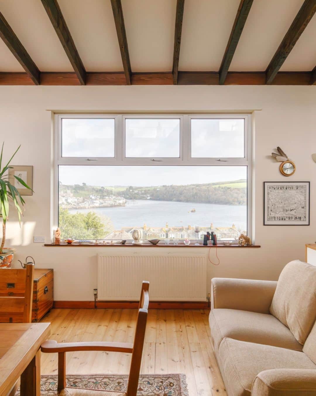 The Modern Houseさんのインスタグラム写真 - (The Modern HouseInstagram)「#forsale Change of Scene: a characterful mid-century home with spectacular views of the Cornish landscape.  Follow the link in bio for the sales listing.  St Saviour's Hill, Polruan, Cornwall」11月29日 17時00分 - themodernhouse