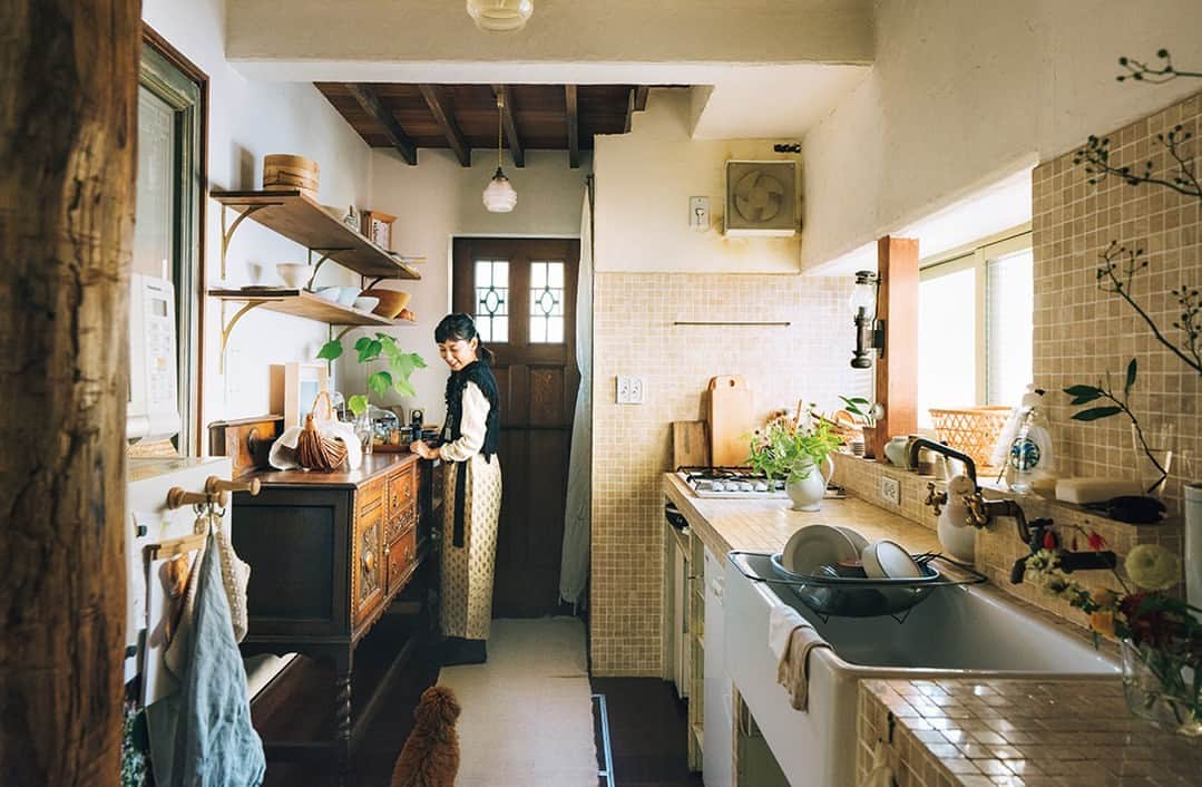 &Premium [&Premium] magazine.さんのインスタグラム写真 - (&Premium [&Premium] magazine.Instagram)「フラワースタイリスト・平井かずみさん（@hiraikazumi）の新居は、築50年の一軒家。台所は独立した空間で、躯体は陶器製のシンクが入ったタイル張りのオリジナル。システムキッチンと比べ手間がかかるところもあるけれど、それも楽しいのだとか。「不便だと必然的にリズムがゆっくりになる。それが今の自分には必要なのだと、この台所が教えてくれている気がします」。最新号「暮らしの真ん中に、心地よい台所」より。 photo : @yamamotoayumi3 #andpremium #アンドプレミアム #暮らしの真ん中に心地よい台所 #practicalkitchens #kitchen #kitchens #kitcheninterior #kitchendesignideas #キッチン #台所 #平井かずみ #diy #シンク #キッチンリノベーション #キッチンリフォーム」11月29日 17時00分 - and_premium