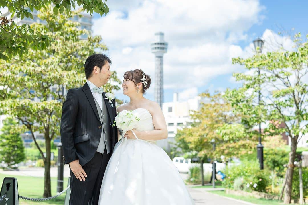 【公式】小さな結婚式さんのインスタグラム写真 - (【公式】小さな結婚式Instagram)「. @petit.wedding をフォローしてね♩ #小さな結婚式 をつけてのお写真投稿も大歓迎です♡ こちらの公式IGでリグラムさせていただきます＊ . ご夫婦でB’zファンのおふたり♪ ライブグッズを持ち込めば おふたりの”好き”が詰まったオリジナリティある一枚に！ . >>#小さな結婚式横浜店 . ——————— #petitwedding #ラヴィファクトリー #前撮り #結婚式 #プレ花嫁 #卒花 #家族婚 #少人数結婚式 #ウェディング #wedding #bridal #weddingdress #花嫁 #挙式 #結婚式準備 #式場探し #日本中のプレ花嫁さまと繋がりたい #結婚式の思い出に浸る会 #結婚準備 #横浜花嫁 #ウェディングフォト #花嫁コーディネート #結婚式前撮り #フォトウェディング #ロケーションフォト #ライブグッズ #オリジナルウェディング #関東花嫁」11月29日 17時00分 - petit.wedding