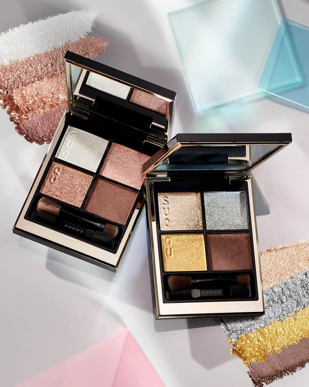 SUQQU公式Instgramアカウントのインスタグラム：「Two gorgeous palettes express the holiday season's elation and playfulness. The richly pearlised yet smooth powder adheres to the eyelids as if embracing the skin. The diffused shimmer creates glistening, alluring eyes. One matte color in the set gives the eyes the depth you desire.  SIGNATURE COLOR EYES 129 -AMAIZUYA [Limited color] 130 -TSUYAZOROI [Limited color]  ホリデーシーズンの高揚感、遊び心を表現した華やかなパレット2種。 パールリッチでありながら、なめらかな粉質で寄り添うようにまぶたに密着。乱反射した煌めきが、濡れたような艷やかな目元を演出します。マットカラーを1色セットすることで、目元の深みも思うがまま。  シグニチャー カラー アイズ 129 甘艶 -AMAIZUYA [限定色] 130 艶揃 -TSUYAZOROI [限定色]  #SUQQU #スック #jbeauty #cosmetics #SUQQU20th #SUQQUcolormakeup #wintercolorcollection #newproducts #holiday #limited #シグニチャーカラーアイズ」