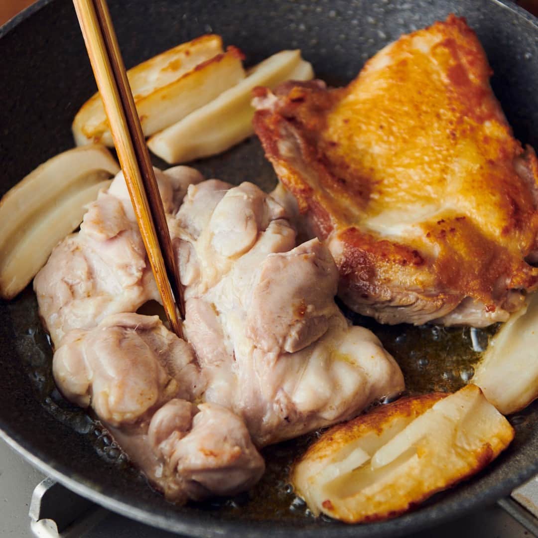 北欧、暮らしの道具店さんのインスタグラム写真 - (北欧、暮らしの道具店Instagram)「【かたまり肉でごちそう】 フライパンひとつで完成！ 鶏もも肉の「ハニーマスタード焼き」 . - - - - - - - - - - - - - - - - - -  クリスマスからお正月まで。 慌ただしいこの時期の食卓には 「かたまり肉」料理がおすすめです。 焼くだけ、煮るだけで手軽にごちそう感があり、 コスパもばつぐん。  この時期に嬉しい肉レシピを、 料理家の今井真実（いまい まみ）さんに教わりました。 . - - - - - - - - - - - - - - - - - - - - - - - 大人も子供も好きな味！ フライパンひとつで「ハニーマスタードチキン」 - - - - - - - - - - - - - - - - - - - - - - - 【材料（2人分）】 鶏もも肉…2枚（約500g） 塩…小さじ1/2 オリーブオイル…小さじ2 しょうゆ、粒マスタード、はちみつ、白ワイン…各大さじ1 にんにく（すりおろし）…1片 （付け合わせ野菜） れんこん…1節（約200g） 赤玉ねぎ（なければ玉ねぎ）…1個   【下準備】 ・鶏もも肉は調理の30分前に冷蔵庫から出し、 身からはみ出した余分な皮を包丁で取り除く。 塩を全体にまぶして5分ほどおき、 キッチンペーパーで出てきた水分を拭く。  ・れんこんはよく洗い皮のままくし切り、 赤玉ねぎは皮をむいて縦4等分に切る。  【作り方】 ❶フライパンにオリーブオイルを入れ、 鶏もも肉を並べる。 鶏肉の両面にまんべんなく油がつくよう、 裏返しながらなじませる。  ❷ 鶏肉の皮目を下にして火をつけ、 鶏肉のすきまにれんこんを並べる。 ふんわりとアルミホイルを被せ、 弱めの中火で11分、じっくりと焼く。  ❸皮目に焦げ目がついたら裏返し、 ふたたびアルミホイルを被せて4分蒸し焼きにする。 焼き上がったら鶏肉、れんこんを一旦取り出し、 フライパンに残った汁は鶏肉にかけておく。  ❹ハニーマスタードソースを作る。 フライパンに残った焦げをこそぎ、そこにしょうゆ、 粒マスタード、はちみつ、白ワイン、 にんにくのすりおろし、赤玉ねぎを加えて弱火にかける。  ❺玉ねぎに好みの具合まで火が通ったら、 フライパンに鶏肉をもどし、ソースを全体にからめる。  3のれんこんと共にお皿に盛り付けて、できあがり。 - - - - - - - - - - - - - - - - - - - - - - - 今井さん： 「赤玉ねぎは、シャキッとした食感が残る程度に 仕上げるのがおすすめ。 鶏肉の味付けが濃厚なので、 口休めにサラダ感覚で食べるとが口内がさっぱりします。 鶏もも肉の分量（1人1枚）は 少し多めに感じるかもしれませんが、 焼くと身が縮むので、意外とペロリといけてしまいます。 もしくは、ひと口大に切ってから調理して、 2〜3人でシェアして頂くのもいいかもしれません」  . #food#foodstagram#レシピ#夕食#夕ご飯#レシピ#クリスマス#パーティー#ホームパーティー#料理#肉料理#チキン#簡単レシピ#暮らしを楽しむ#日々の暮らし#北欧#暮らし#北欧暮らしの道具店」11月29日 17時01分 - hokuoh_kurashi