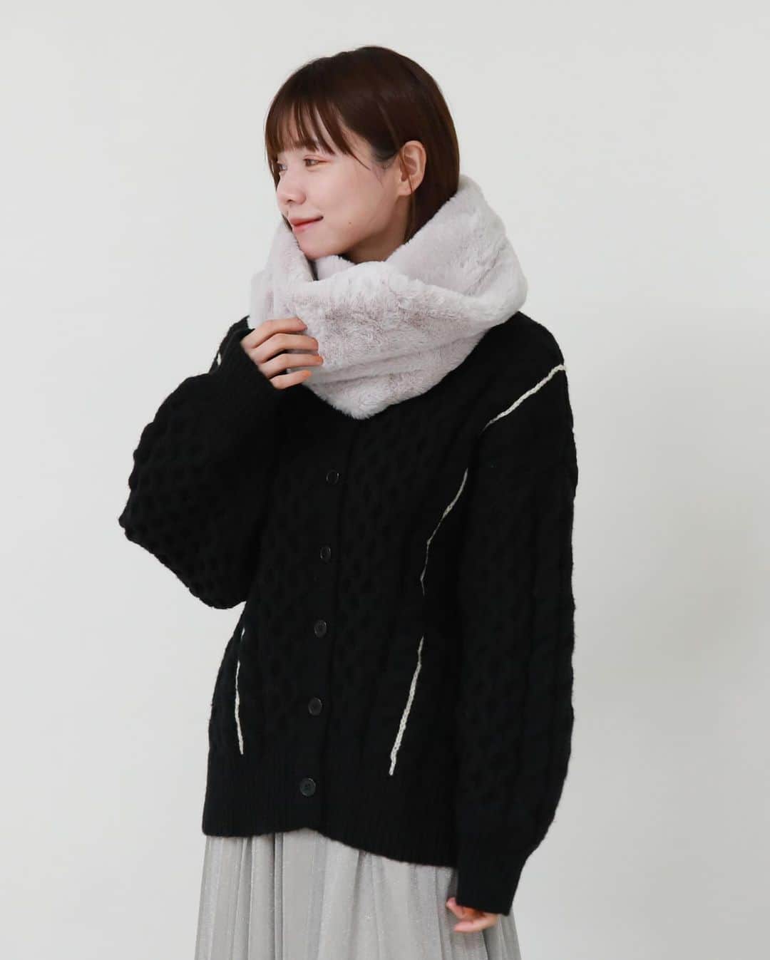 archives_officialさんのインスタグラム写真 - (archives_officialInstagram)「【new arrival】 \\ クリスマスギフトにおすすめ🎁💕 // 毎年定番で人気ののストールの他 今年は手袋、イヤマフがarchivesから登場！🧤 ギフトにはもちろん自分へのご褒美にもぴったりです！！ ⁡ ⁡ 🏷️ もこもこミトン手袋 price:¥3,390 color:off white/gray ⁡ 🏷️ ボリュームツイストスヌード price:¥4,400 color:white/gray ⁡ 🏷️ モフモフコンパクトイヤマフ price:¥2,970 color:beige/brown ⁡ ⁡ 店頭•ECサイトにて発売中🗓️ ⁡ ⁡ ▶︎画像をタップしてショッピングしていただけます🛒※商品リンクの反映には時間がかかる場合があります。予めご了承下さい。 ⁡ 　 ⁡ @archives__official ⁡ ⁡ ⁡ #アルシーヴ#archives#冬小物#スヌード#手袋#ミトン#イヤマフ#イヤーマフ#ギフト#クリスマスギフト#」11月29日 19時30分 - archives__official