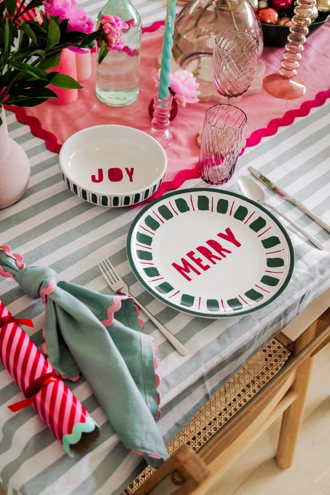 Target Australiaのインスタグラム：「Styling your Christmas table with festive dining ✨  Christmas dining range is available online & in store now.  Products featured - Marble Coasters - 4 Pack - Festive Dinner Plate - Festive Bowl - Scalloped Napkin Set - 4 Pack - Eva Swirl Glassware - Premium Christmas Bon Bon」