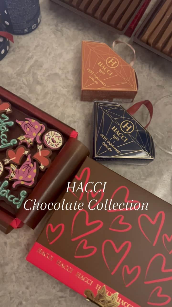 HACCI officialのインスタグラム：「𝐇𝐀𝐂𝐂𝐈 𝐂𝐡𝐨𝐜𝐨𝐥𝐚𝐭𝐞 𝐂𝐨𝐥𝐥𝐞𝐜𝐭𝐢𝐨𝐧🍫🍯♥️  HACCIのチョコレートコレクション大好評発売中♥️ かわいくておいしい、HACCIのチョコレートは ホームパーティにも活躍間違いなしです🥂❤︎  #HACCI#ハッチ#チョコレート#HACCIチョコレート#スイーツ#はちみつスイーツ#ホームパーティ」