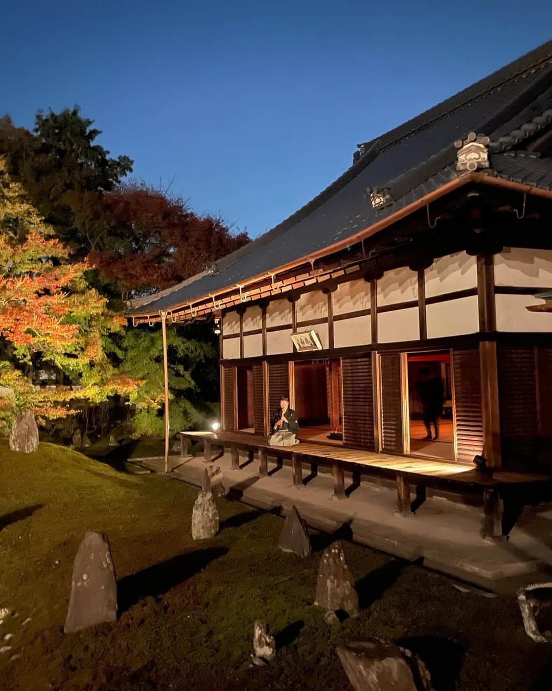 須黒清華さんのインスタグラム写真 - (須黒清華Instagram)「京都滞在🍁 今回も本当に最高だった✨ 紅葉がピークで人混みは想像以上だったけど…💦  いつ行っても新しい発見がある。 今回は京都の歴史を受け継ぐ職人さんたちに、たくさんのことを教えて頂きました。 皆さんかっこいい✨✨ そして私、和ろうそくの魅力に取りつかれてしまった。 美しいだけでなく、全てリサイクルされていて、昔の人の知恵ってすごいなぁと。 オレンジの光、見ているだけで心があったかくなる。 家にも欲しい…🕯️✨  #京都 #京都観光 #京都お寺巡り #職人技 #kyoto #kyototrip #和ろうそく #candle #紅葉スポット 🍁」11月29日 17時02分 - sayaka_suguro