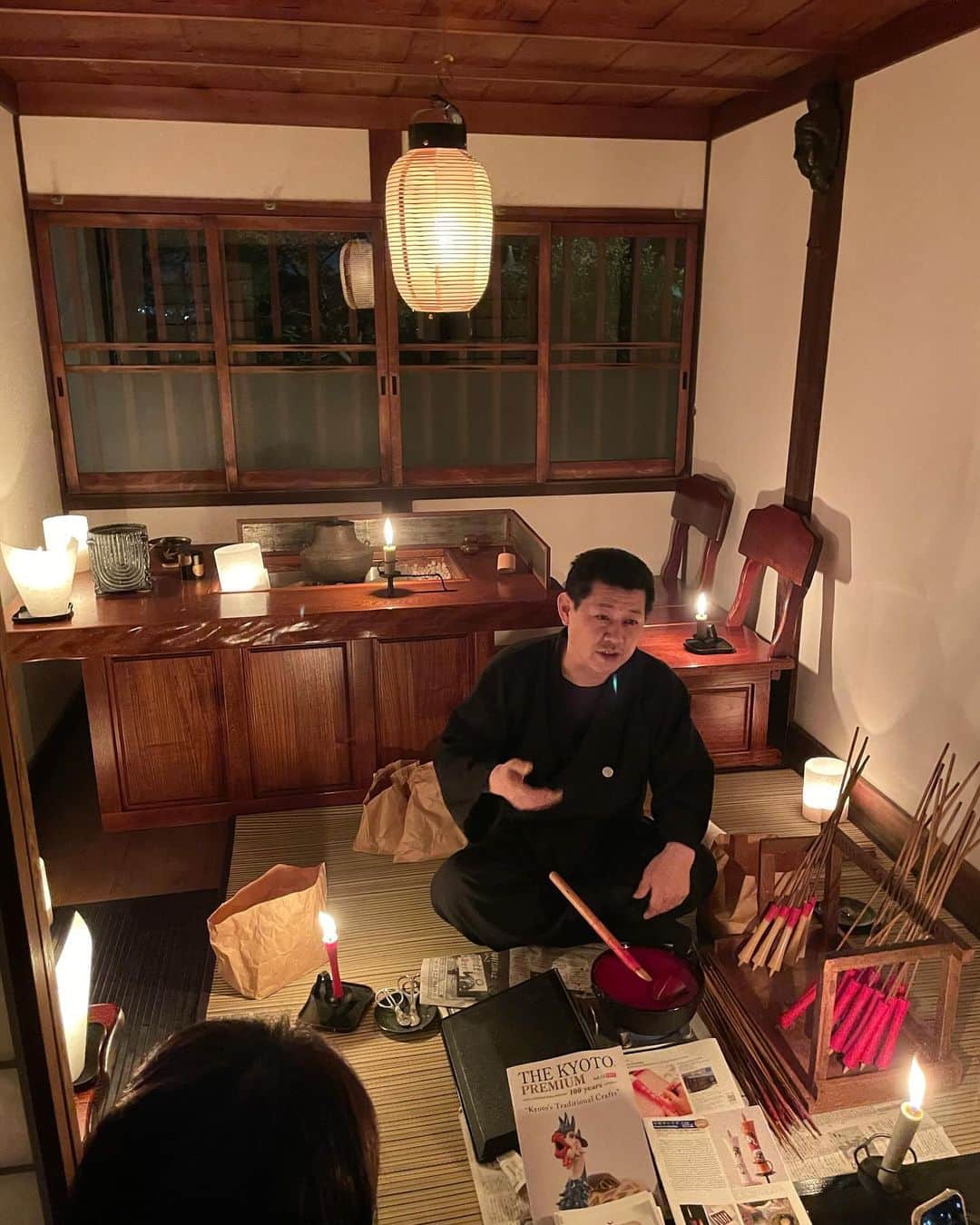 須黒清華さんのインスタグラム写真 - (須黒清華Instagram)「京都滞在🍁 今回も本当に最高だった✨ 紅葉がピークで人混みは想像以上だったけど…💦  いつ行っても新しい発見がある。 今回は京都の歴史を受け継ぐ職人さんたちに、たくさんのことを教えて頂きました。 皆さんかっこいい✨✨ そして私、和ろうそくの魅力に取りつかれてしまった。 美しいだけでなく、全てリサイクルされていて、昔の人の知恵ってすごいなぁと。 オレンジの光、見ているだけで心があったかくなる。 家にも欲しい…🕯️✨  #京都 #京都観光 #京都お寺巡り #職人技 #kyoto #kyototrip #和ろうそく #candle #紅葉スポット 🍁」11月29日 17時02分 - sayaka_suguro
