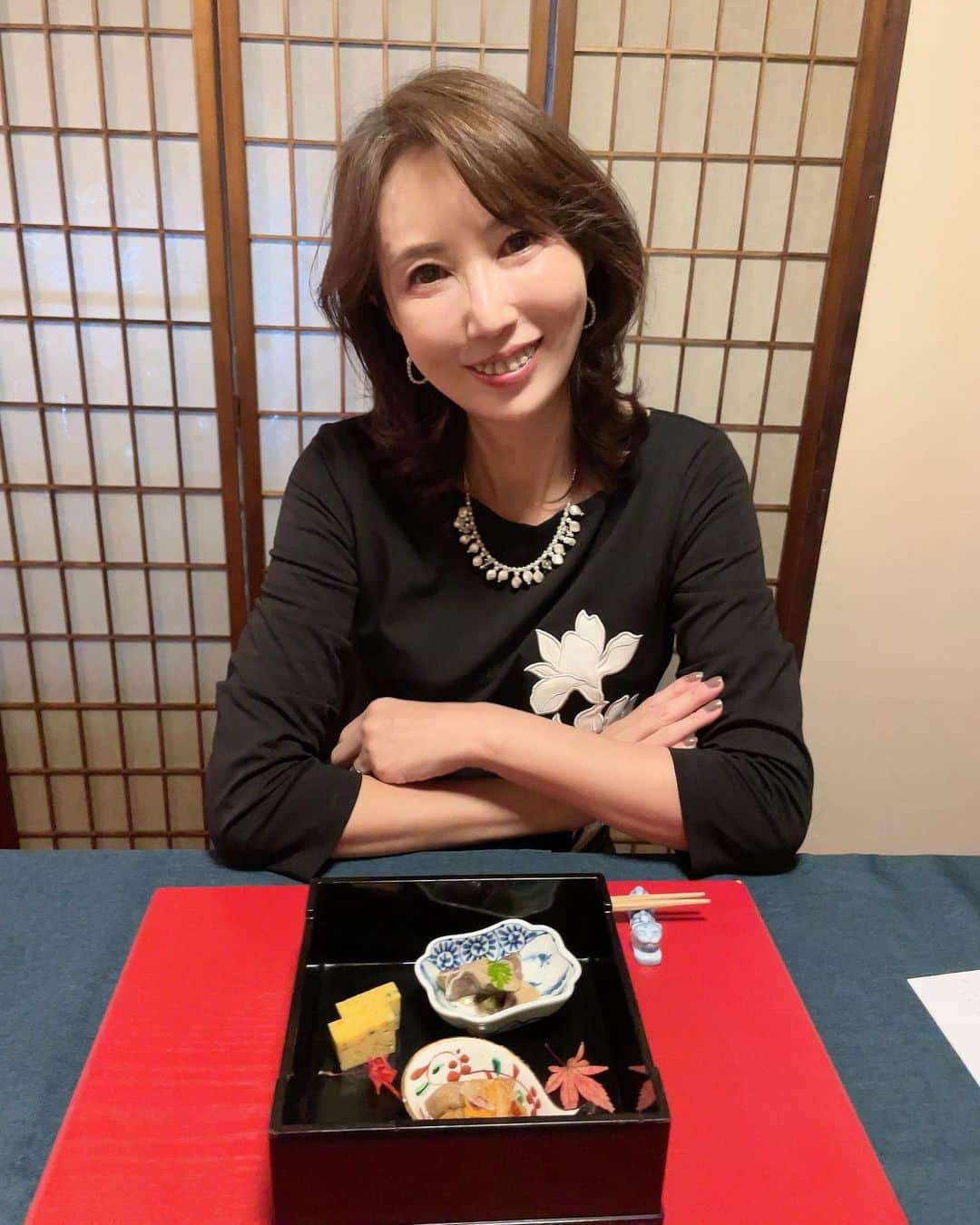 奈々のインスタグラム：「恵比寿にある古民家の素敵なお店 『あふそや』さん  前回、載せきれなかった お料理やお部屋の雰囲気💕  コーデは、お庭で撮ったのは またね😊  ゆったりとした個室になってるので デートや女子会、忘年会や接待などにも とても落ち着くところです💖  どのお料理も美味しくて 話も弾む事間違いなしのお店です😍  ぜひ、味わってみてくださいね❤️  📍住所 東京都渋谷区恵比寿1-24-7 『えびす　あふそや』  電話番号: 03-6277-0784  ワンピース👗は  @shein_japan  @sheinofficial   プリーツヘム キャミドレス 商品ID: 24441813  【SHEIN 冬日感謝祭】　  試すたび、好きが見つかる❤️ 届くたび、好きが増えてく😊  割引クーポンコード：『EBSJP097』 お買い上げ金額1～5,999円まではセール価格より15%OFF😊 6,000円以上は20%OFF👍 利用期限：12月末日  PR #えびすあふそや #恵比寿グルメ #恵比寿ディナー #恵比寿居酒屋 #恵比寿和食 #広尾グルメ #広尾ディナー#恵比寿デート #恵比寿女子会 #女子会ディナー #デート飯 #ミセスモデル #アラフィフモデル #楽しい時間 #美味しいお店#SHEINGoodFinds#SHEIN冬の感謝祭#SHEINforAll #loveshein #ad #saveinstyle」