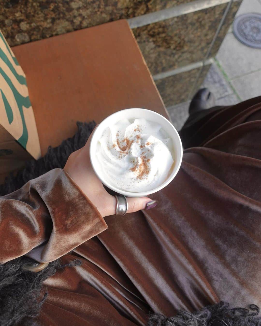 涼佳のインスタグラム：「最近のあれこれ✍️  1枚目 冬の間何度も飲んじゃうジンジャーブレッドラテ☕️ 2枚目 寒がりな私が出会って感動したアームウォーマー 4-5本持ってて寒い日はマスト🧣 3枚目 福岡のクリスマスマーケットで対面した🎅🏻と 4枚目 この時期やはり買ってよかったなって毎年思うマルジェラの足袋ブーツ👢 黒買ったら白が欲しくなるよねって話してた🥹🫶🏻」
