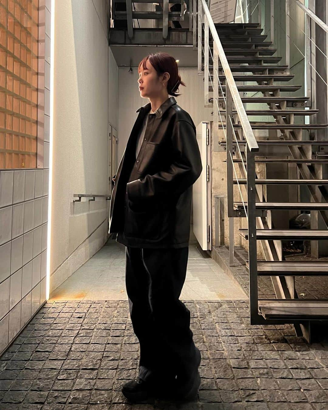 島居玲子さんのインスタグラム写真 - (島居玲子Instagram)「私服たち🍂  1-2  肌寒い時に重宝する今期のleather 🧥 3-5  形もフィット感もすきで何年も着ているニット🧶 6  着ていると褒められるスウェット。絶妙な丈✂️」11月29日 17時09分 - reicoooshima